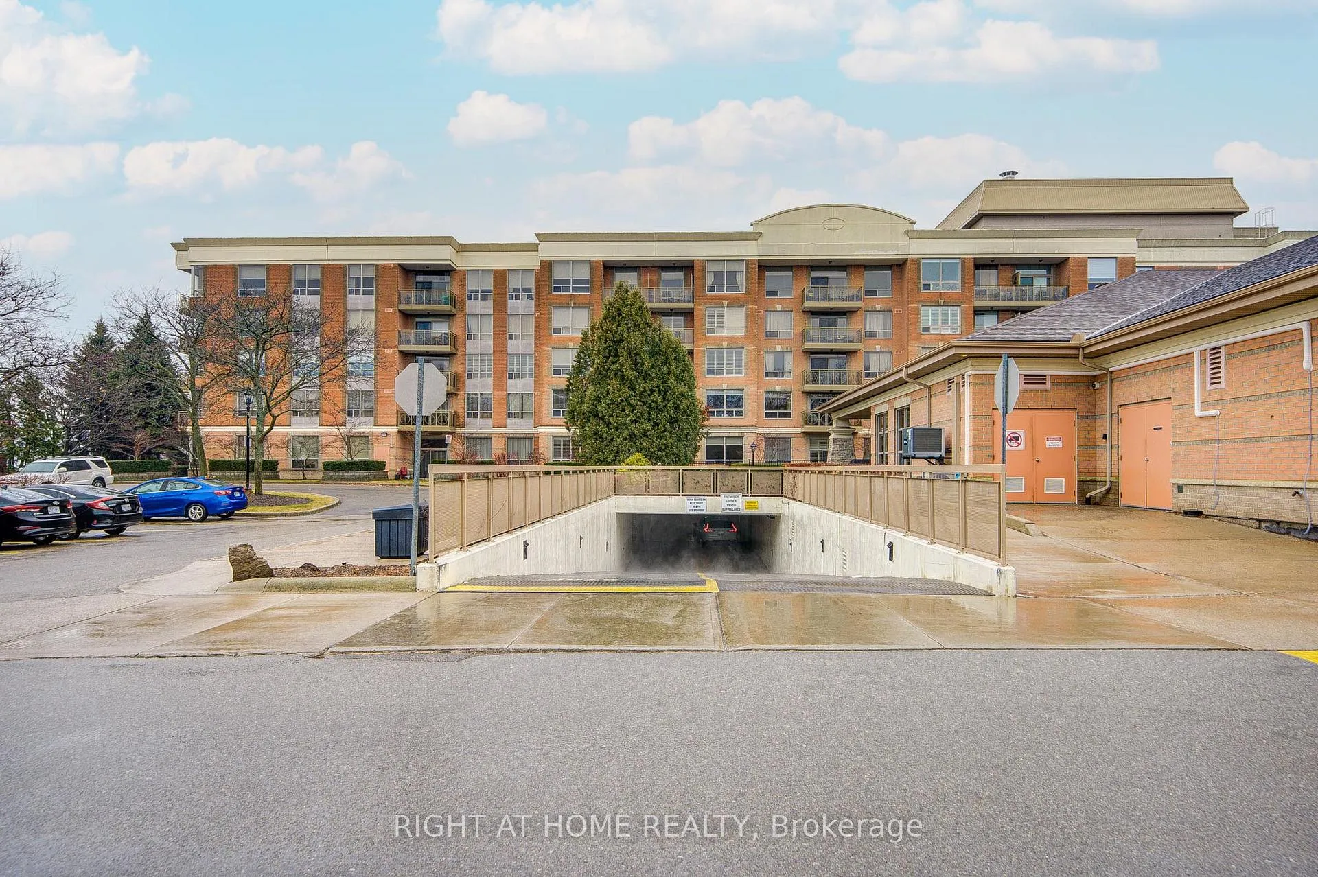 Photo 4 of Unit 2406, 100 Burloak Drive, Burlington, Appleby — HOMEH