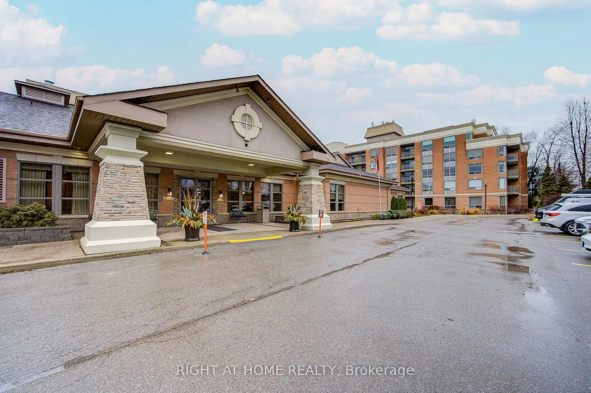 Photo 5 of Unit 2406, 100 Burloak Drive, Burlington, Appleby — HOMEH
