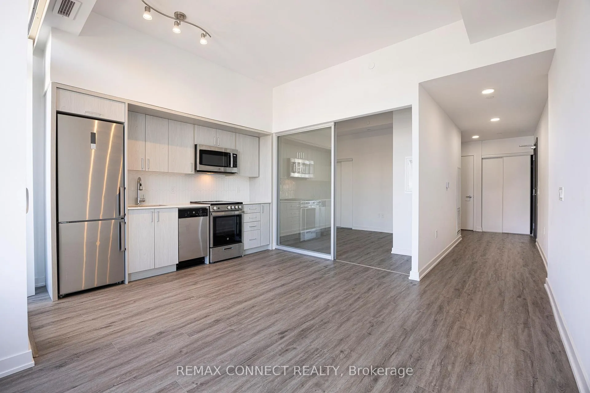 Photo 3 of Unit 708, 1 Cardiff Road, Toronto, Mount Pleasant East — HOMEH
