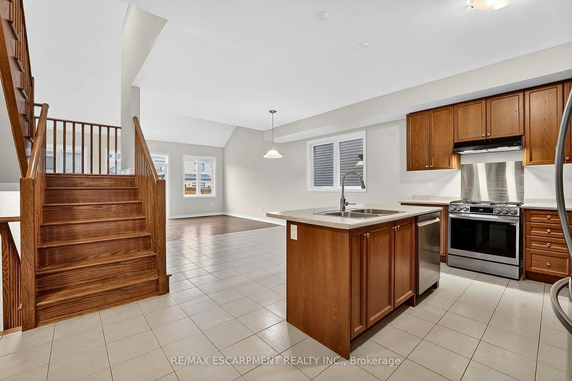 Photo 4 of 11 Frontier Drive, Thorold, Rolling Meadows — HOMEH
