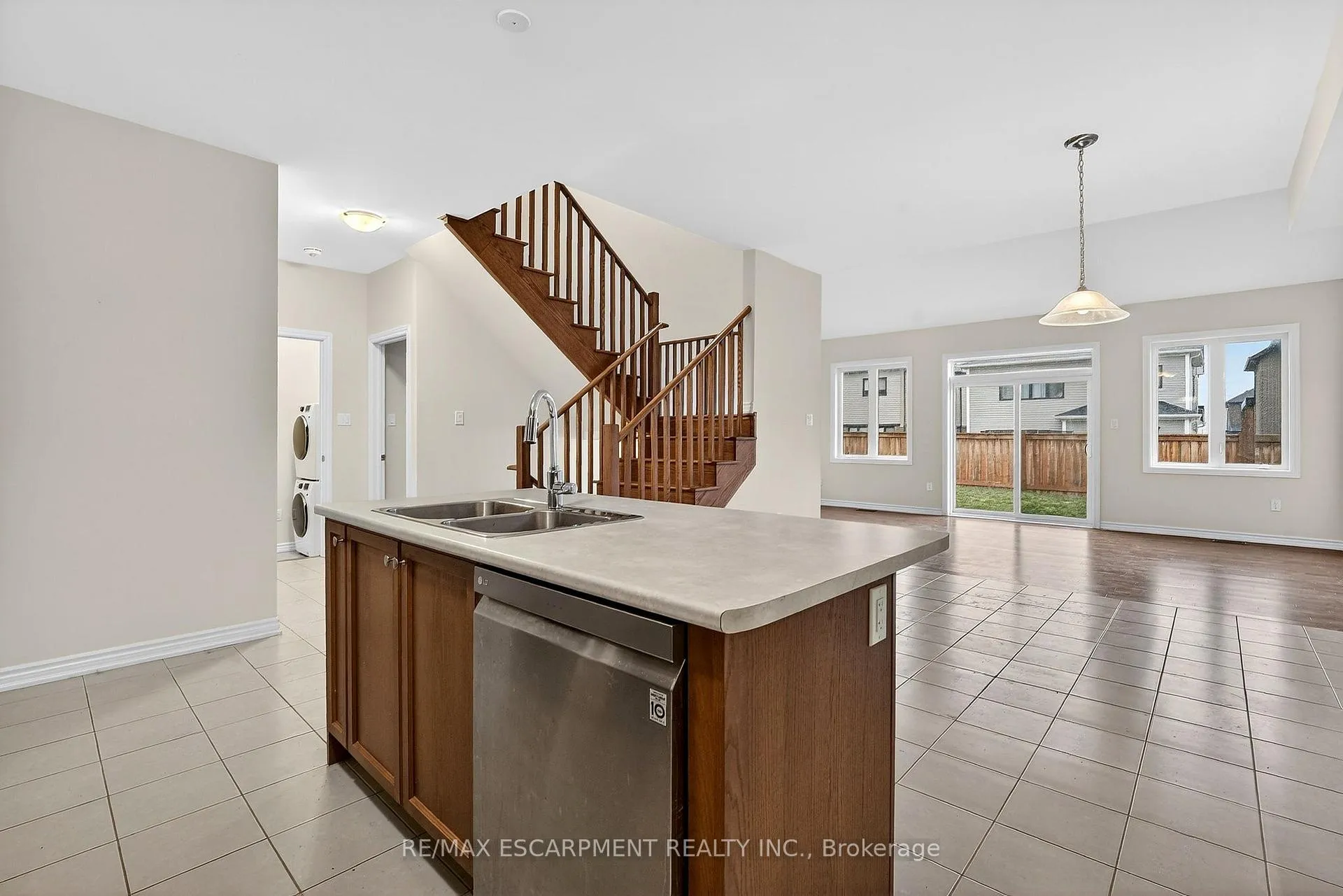 Photo 5 of 11 Frontier Drive, Thorold, Rolling Meadows — HOMEH