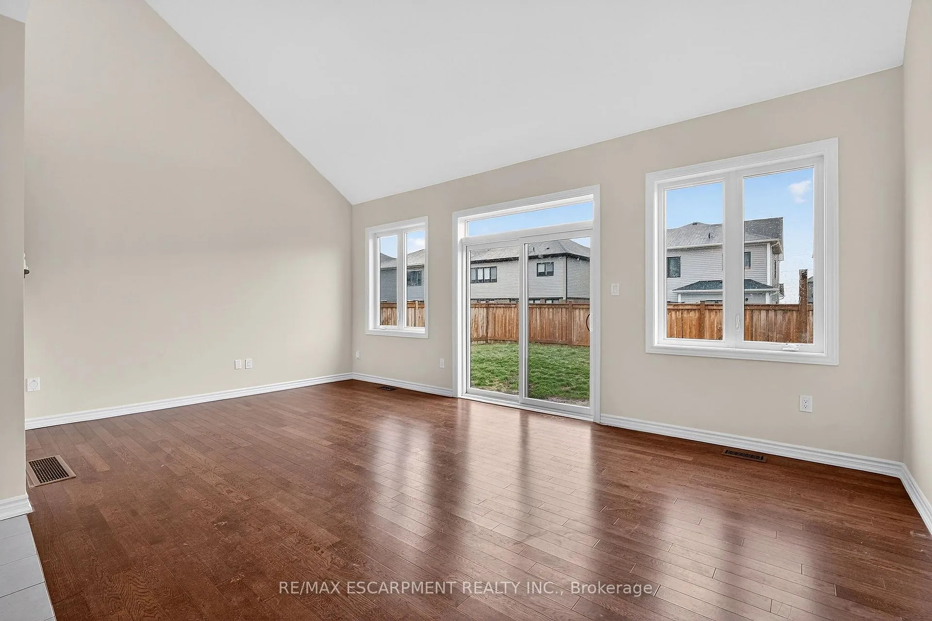 Photo 6 of 11 Frontier Drive, Thorold, Rolling Meadows — HOMEH