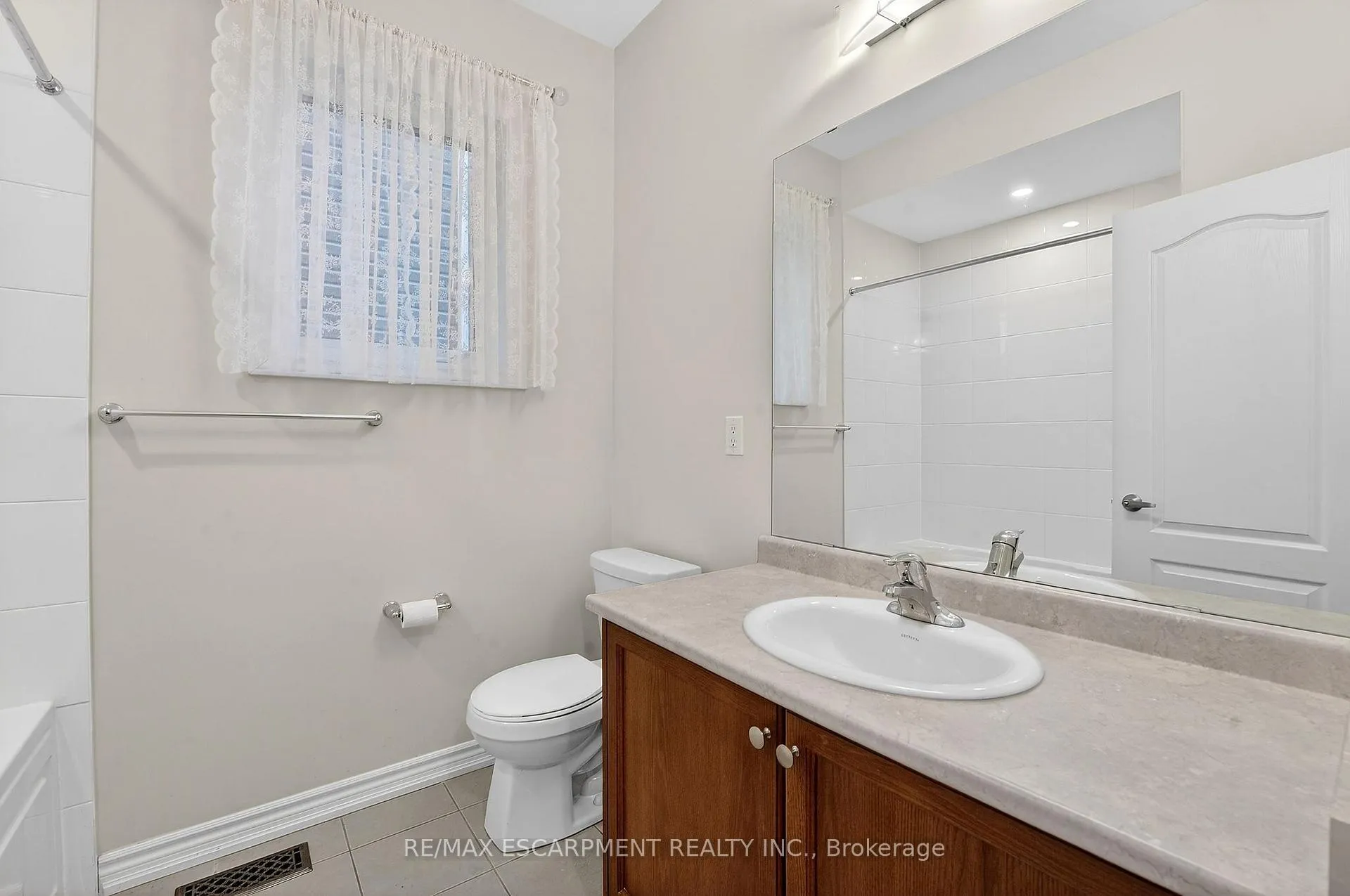 Photo 15 of 11 Frontier Drive, Thorold, Rolling Meadows — HOMEH