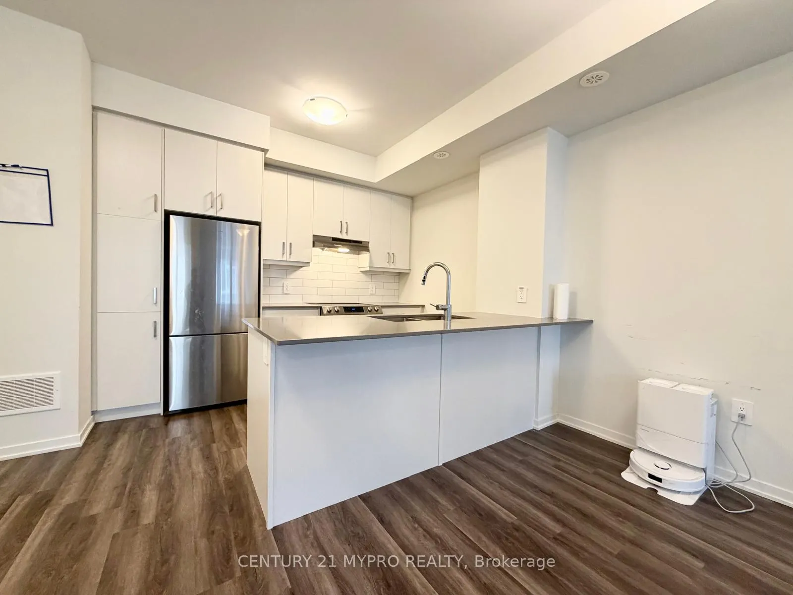 Photo 1 of Unit 67, 31 Honeycrisp Crescent, Vaughan, Concord — HOMEH