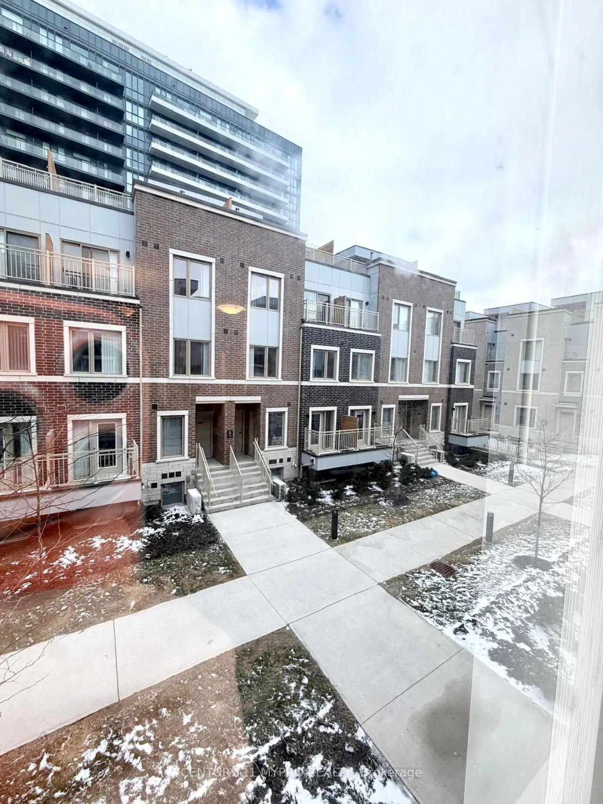 Photo 3 of Unit 67, 31 Honeycrisp Crescent, Vaughan, Concord — HOMEH