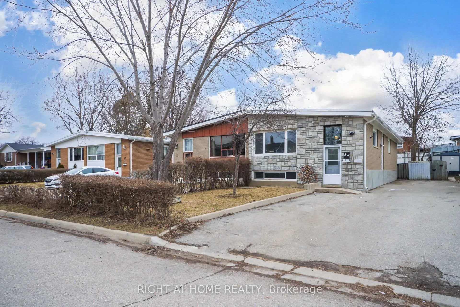 Photo 2 of 33 Stanley Court, Brampton, Brampton South — HOMEH