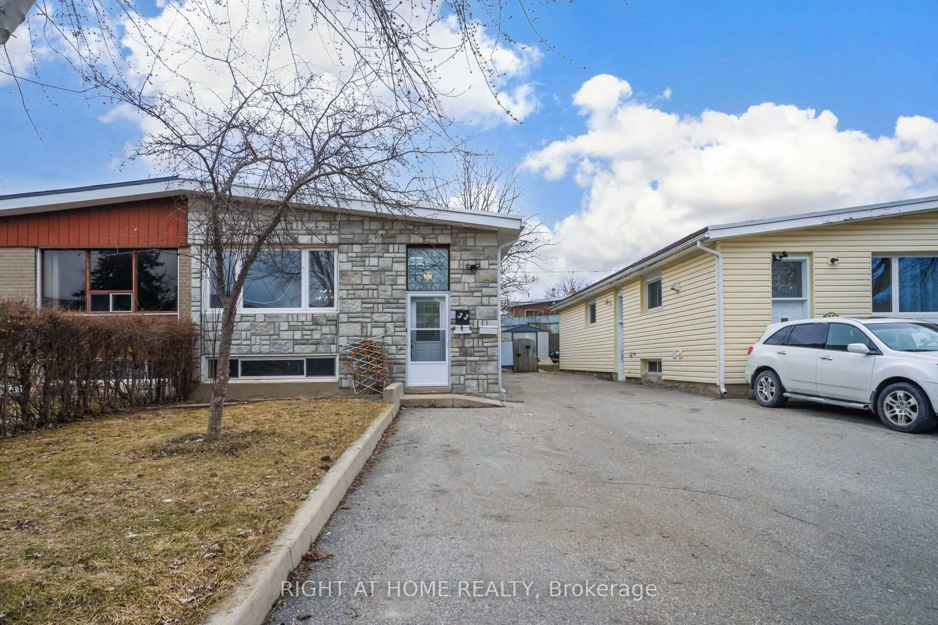 Photo 3 of 33 Stanley Court, Brampton, Brampton South — HOMEH