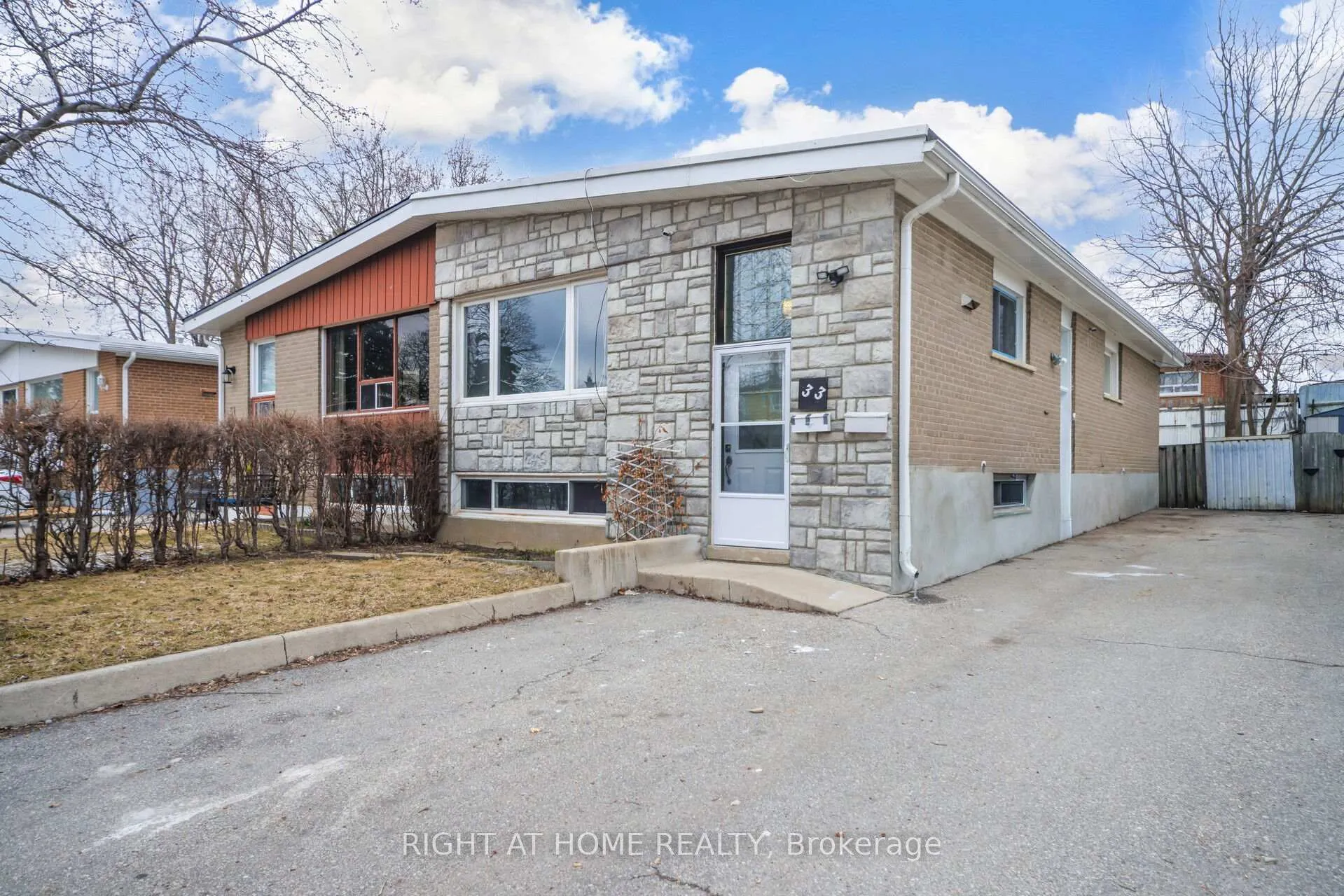 Photo 4 of 33 Stanley Court, Brampton, Brampton South — HOMEH