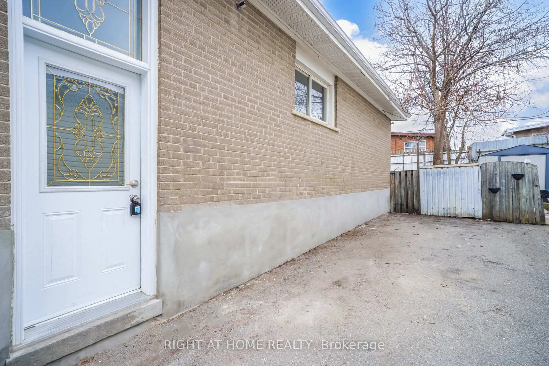 Photo 5 of 33 Stanley Court, Brampton, Brampton South — HOMEH