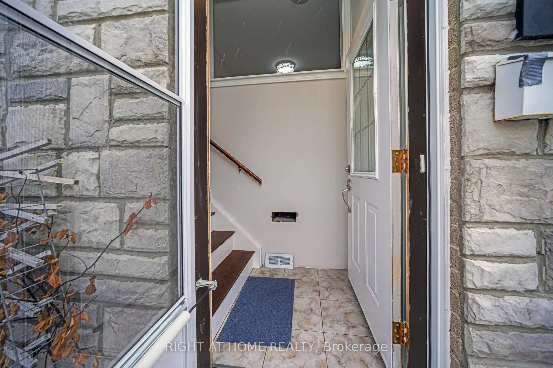 Photo 6 of 33 Stanley Court, Brampton, Brampton South — HOMEH