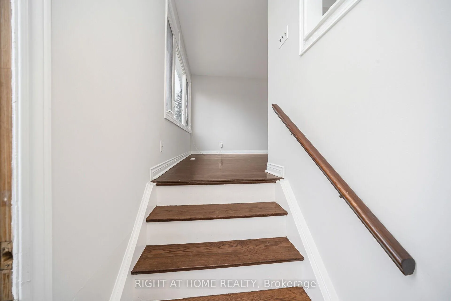 Photo 7 of 33 Stanley Court, Brampton, Brampton South — HOMEH