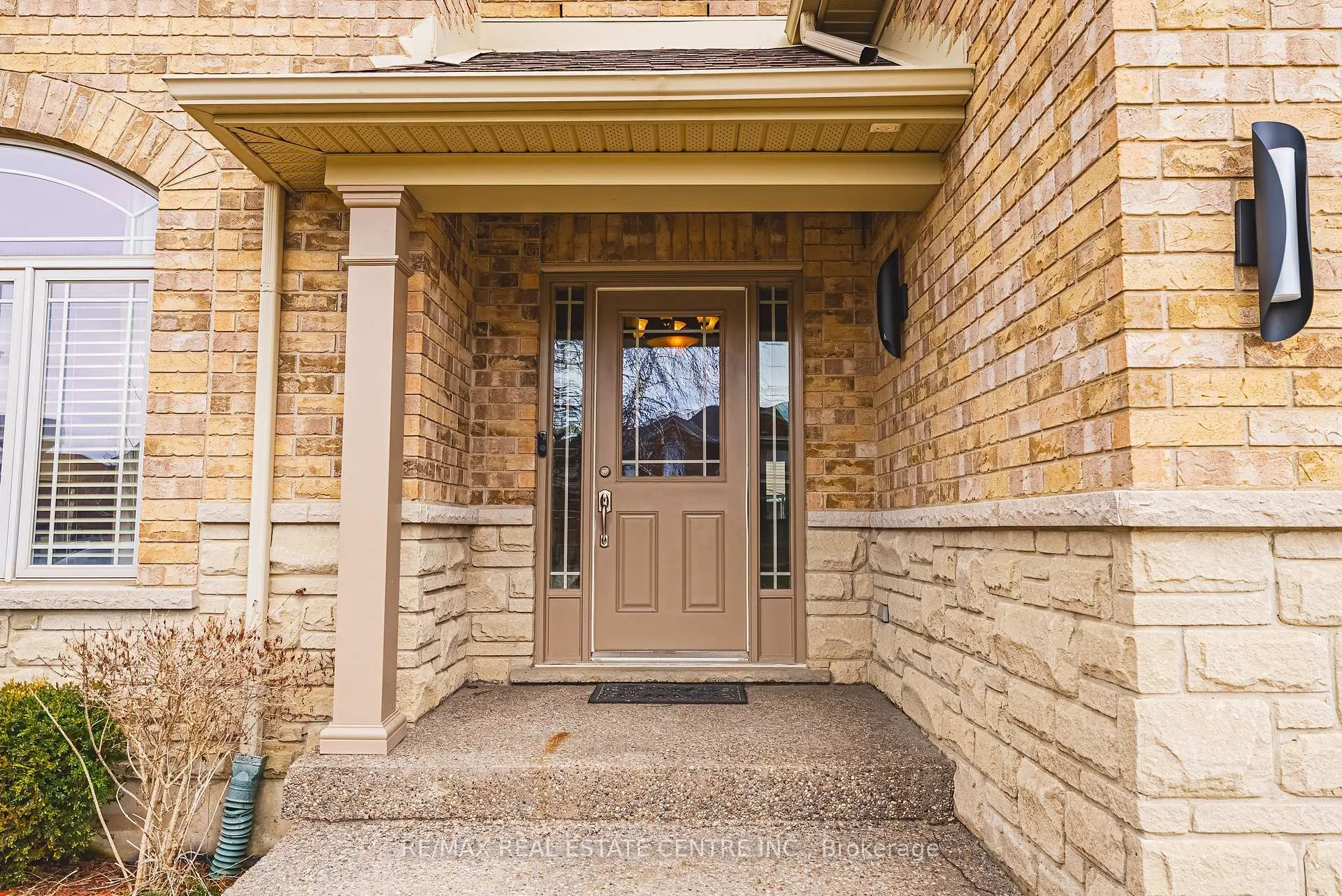 Photo 3 of 120 Valiant Circle, Hamilton, Binbrook — HOMEH