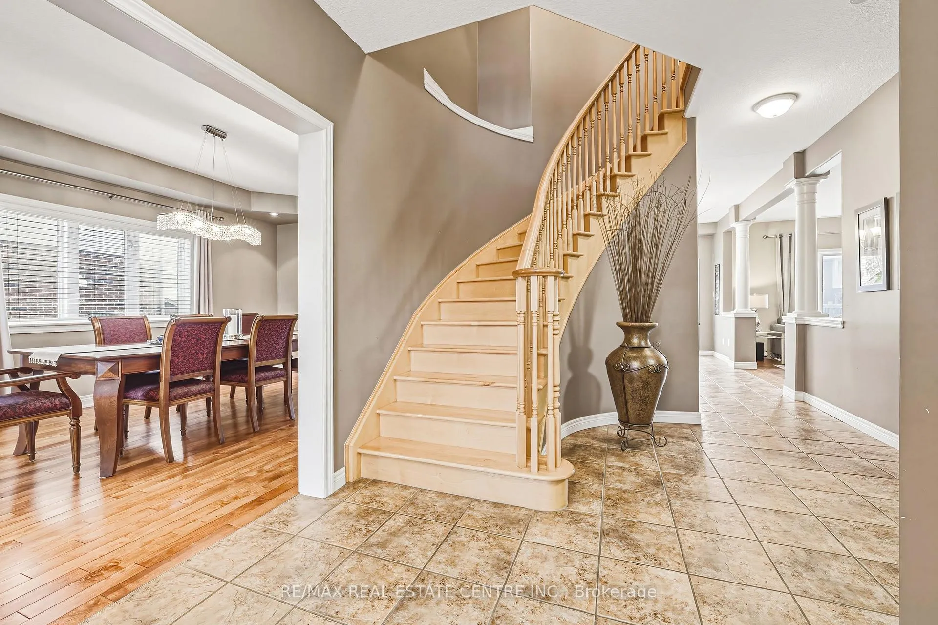 Photo 5 of 120 Valiant Circle, Hamilton, Binbrook — HOMEH