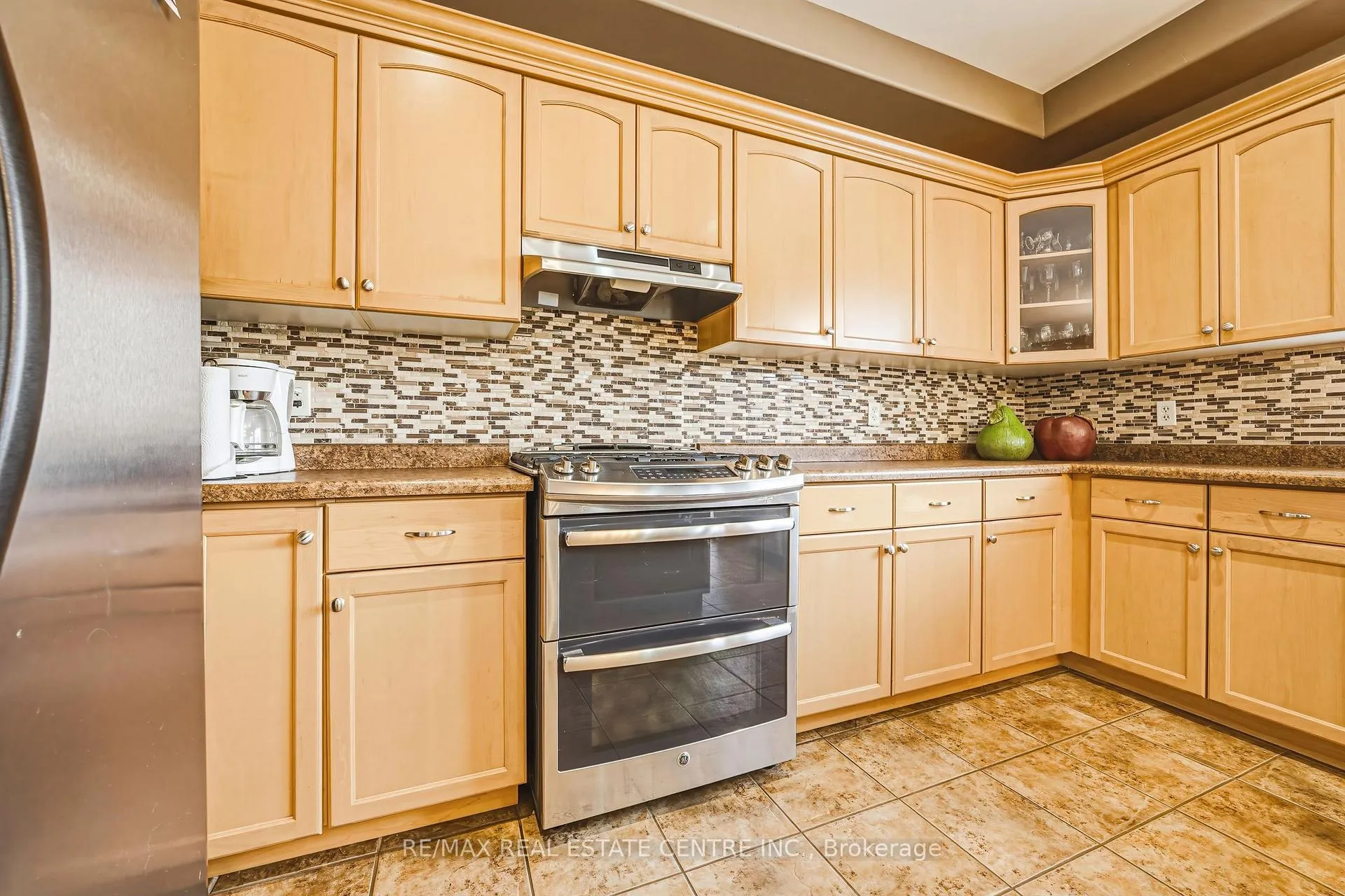 Photo 10 of 120 Valiant Circle, Hamilton, Binbrook — HOMEH