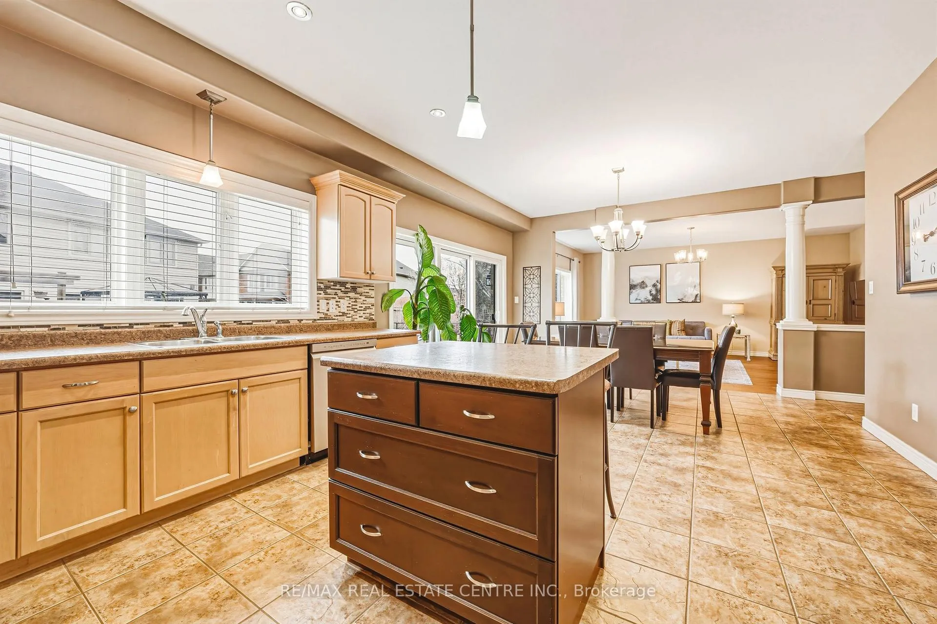 Photo 11 of 120 Valiant Circle, Hamilton, Binbrook — HOMEH
