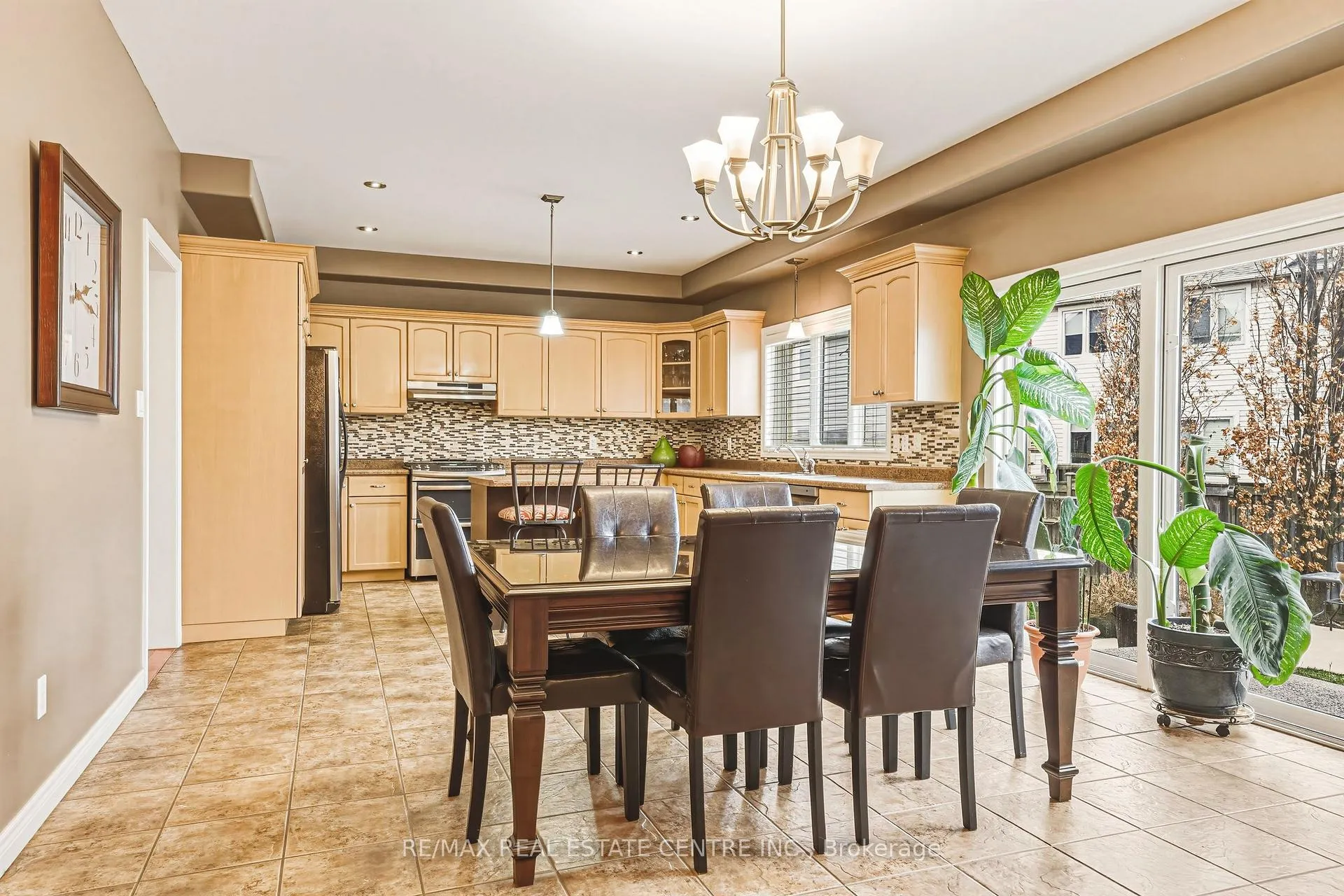 Photo 13 of 120 Valiant Circle, Hamilton, Binbrook — HOMEH