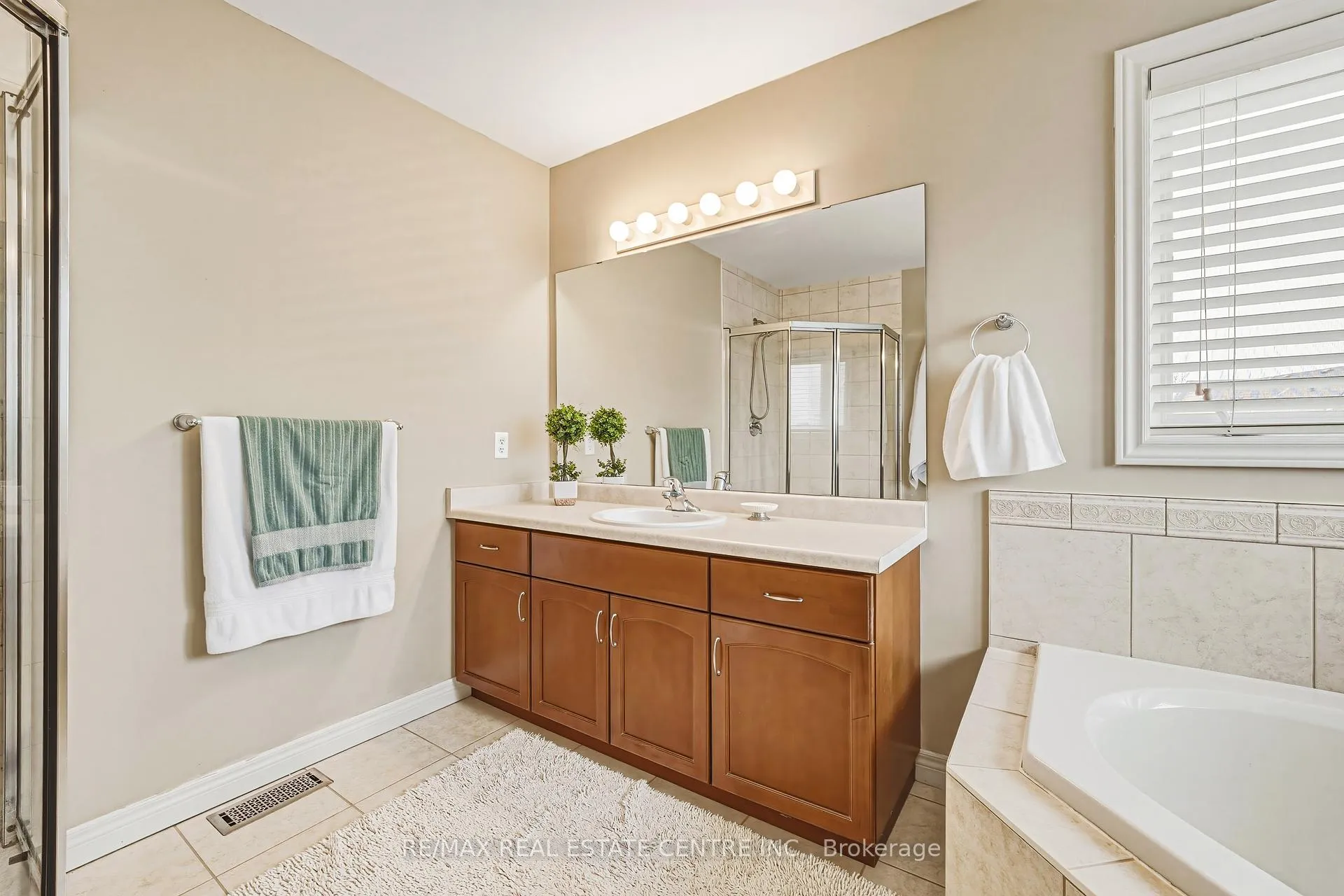 Photo 24 of 120 Valiant Circle, Hamilton, Binbrook — HOMEH