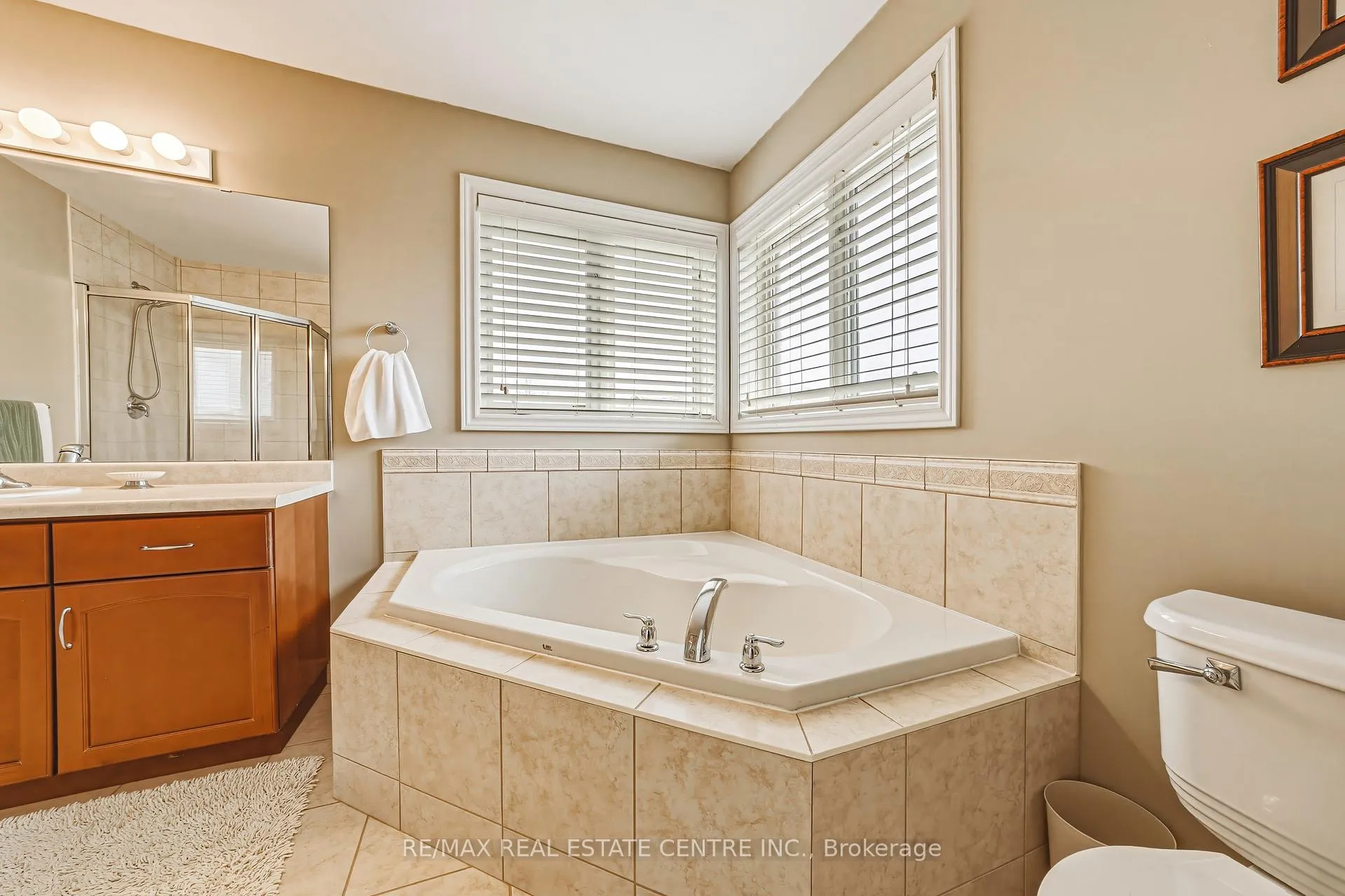 Photo 25 of 120 Valiant Circle, Hamilton, Binbrook — HOMEH