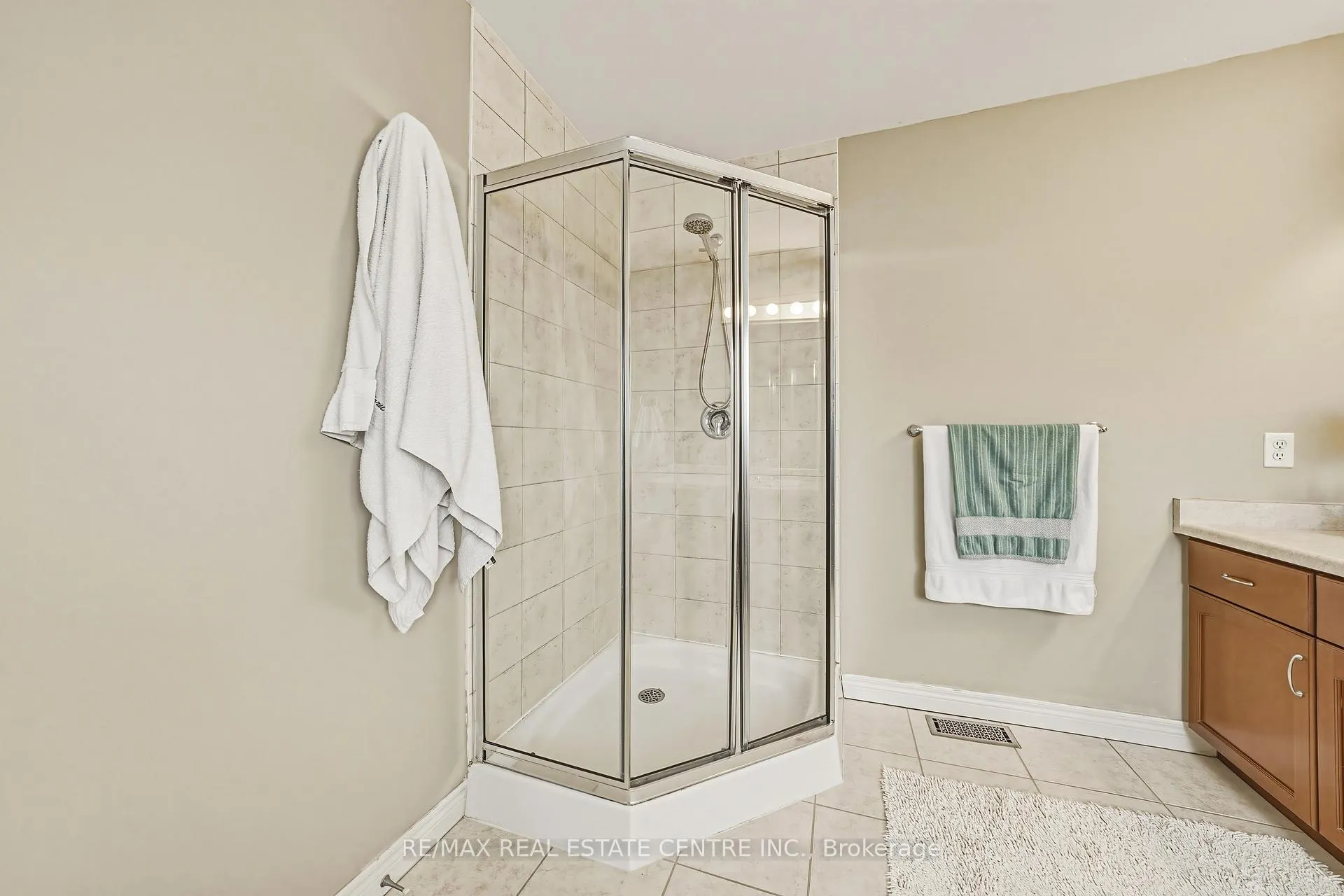 Photo 26 of 120 Valiant Circle, Hamilton, Binbrook — HOMEH