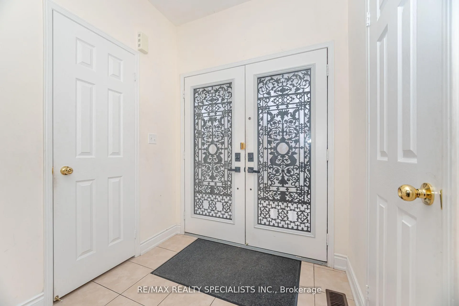 Photo 2 of 23 Personna Circle, Brampton, Credit Valley — HOMEH