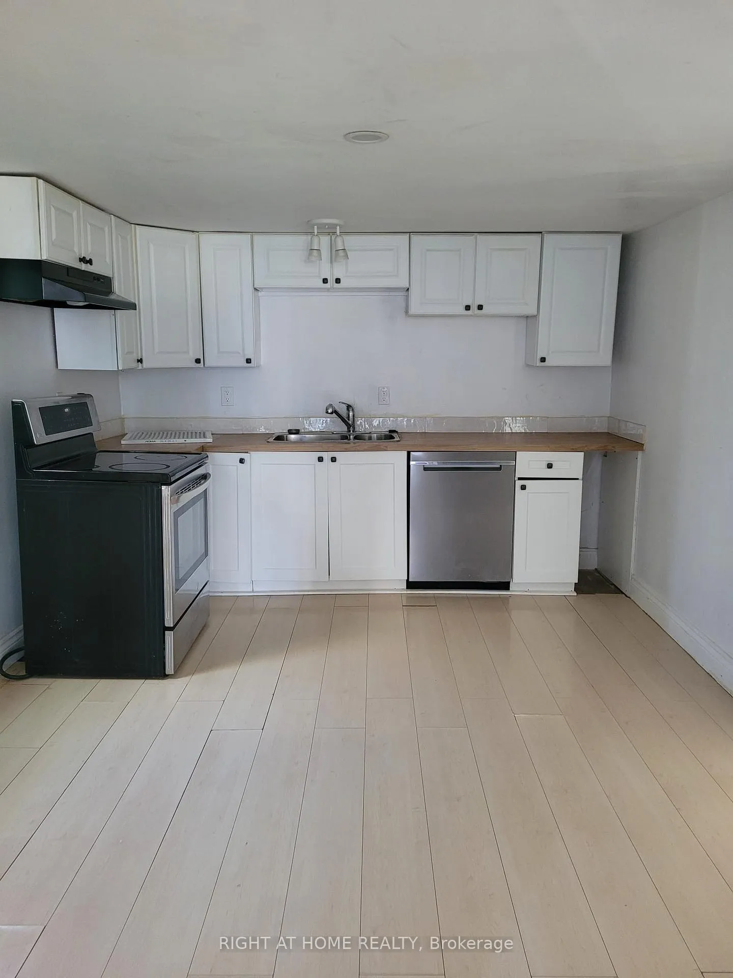 Photo 5 of 248 Mcnaughton Avenue E, Chatham-Kent, Chatham — HOMEH