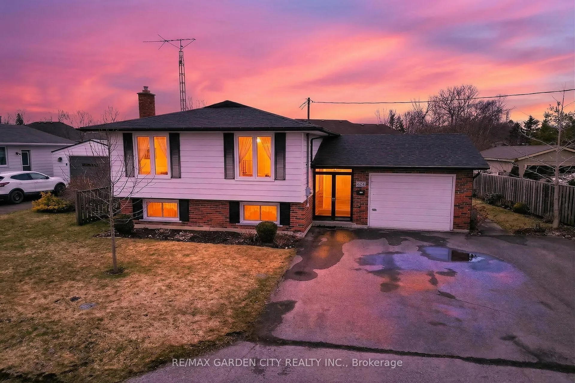 Front of 624 Cayuga Street W