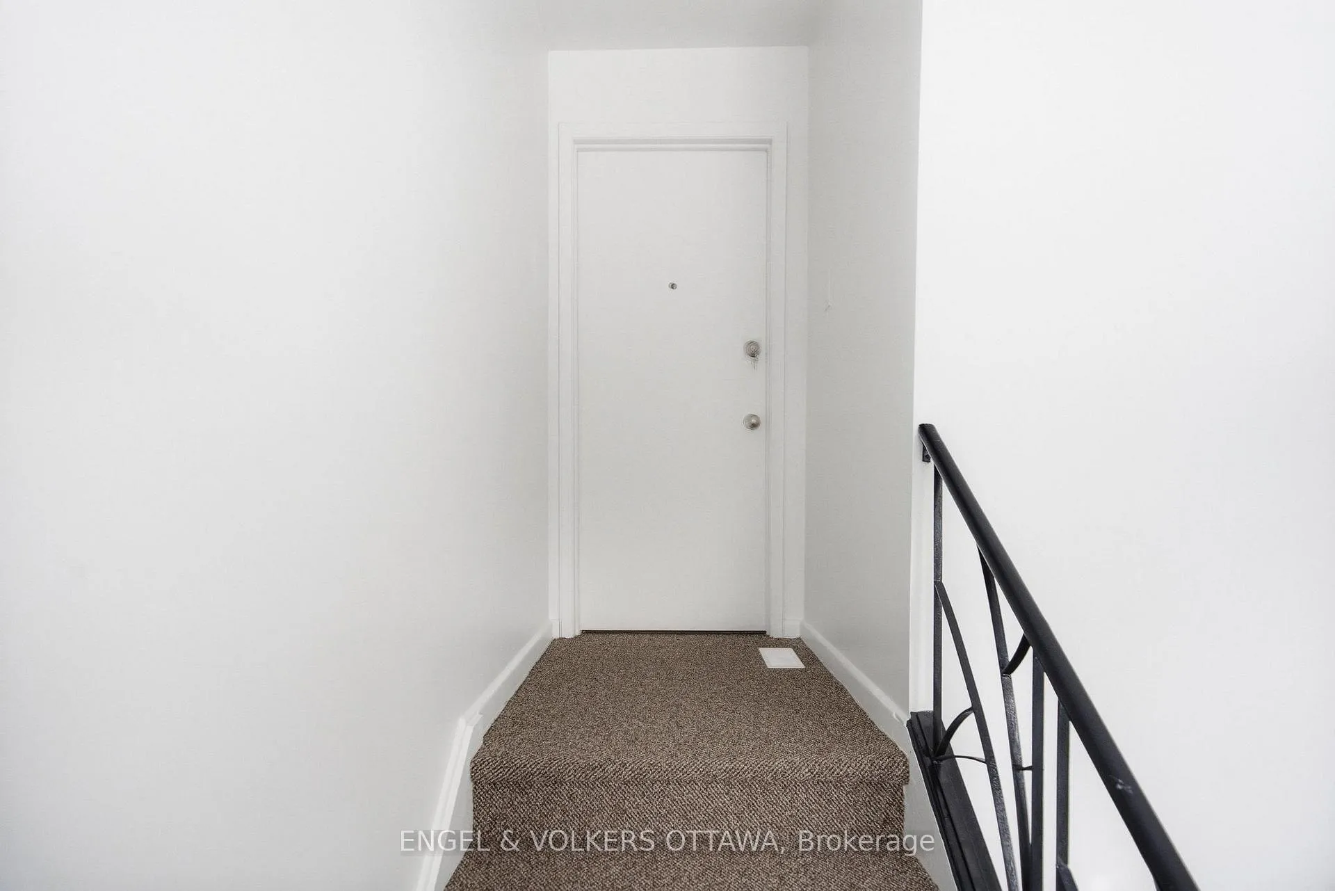 Photo 2 of Unit 2, 896 Pinewood Crescent, Ottawa, Britannia Heights — HOMEH
