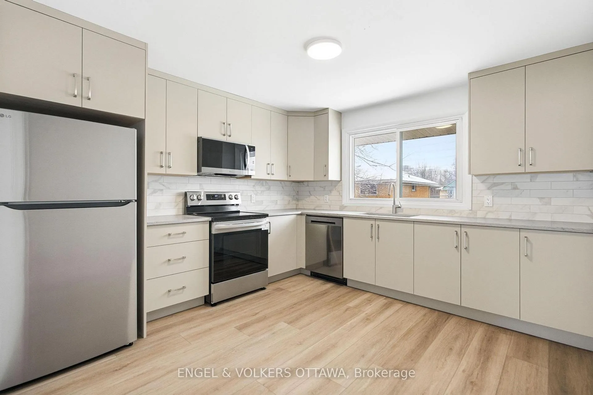 Photo 3 of Unit 2, 896 Pinewood Crescent, Ottawa, Britannia Heights — HOMEH