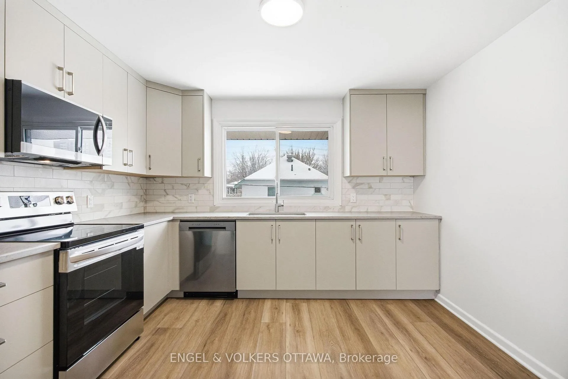 Photo 4 of Unit 2, 896 Pinewood Crescent, Ottawa, Britannia Heights — HOMEH