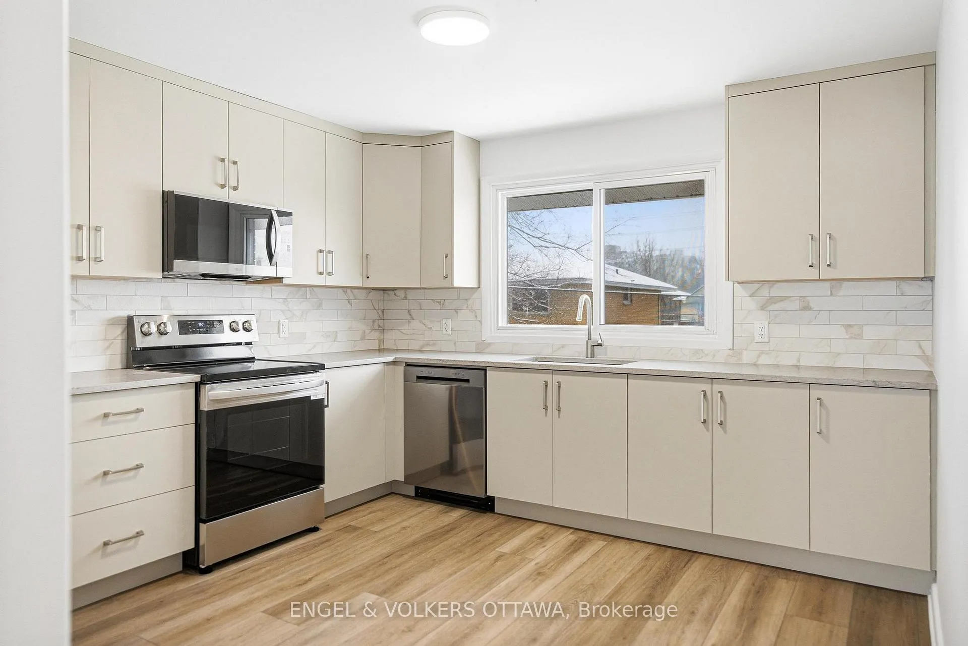 Photo 5 of Unit 2, 896 Pinewood Crescent, Ottawa, Britannia Heights — HOMEH