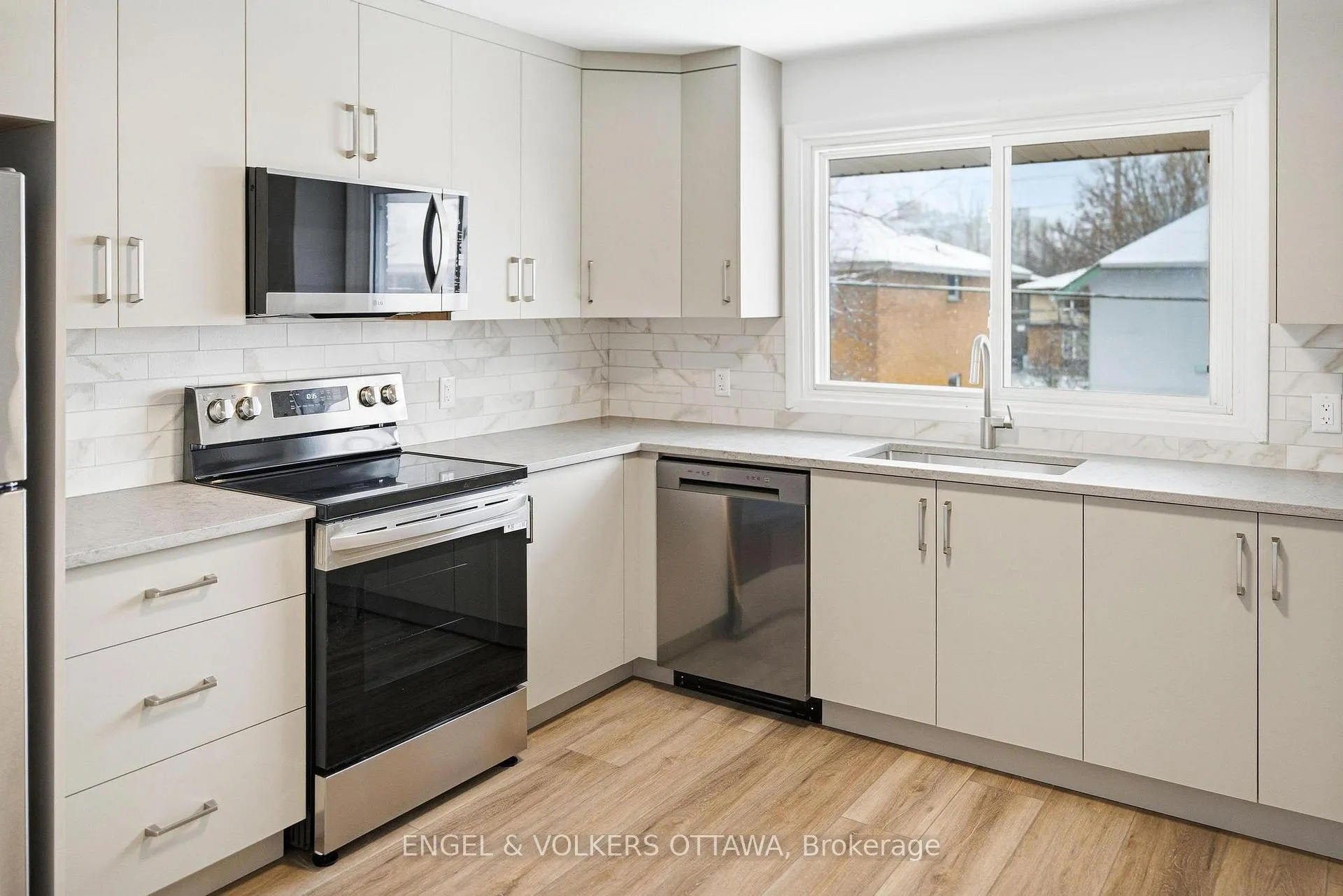 Photo 6 of Unit 2, 896 Pinewood Crescent, Ottawa, Britannia Heights — HOMEH
