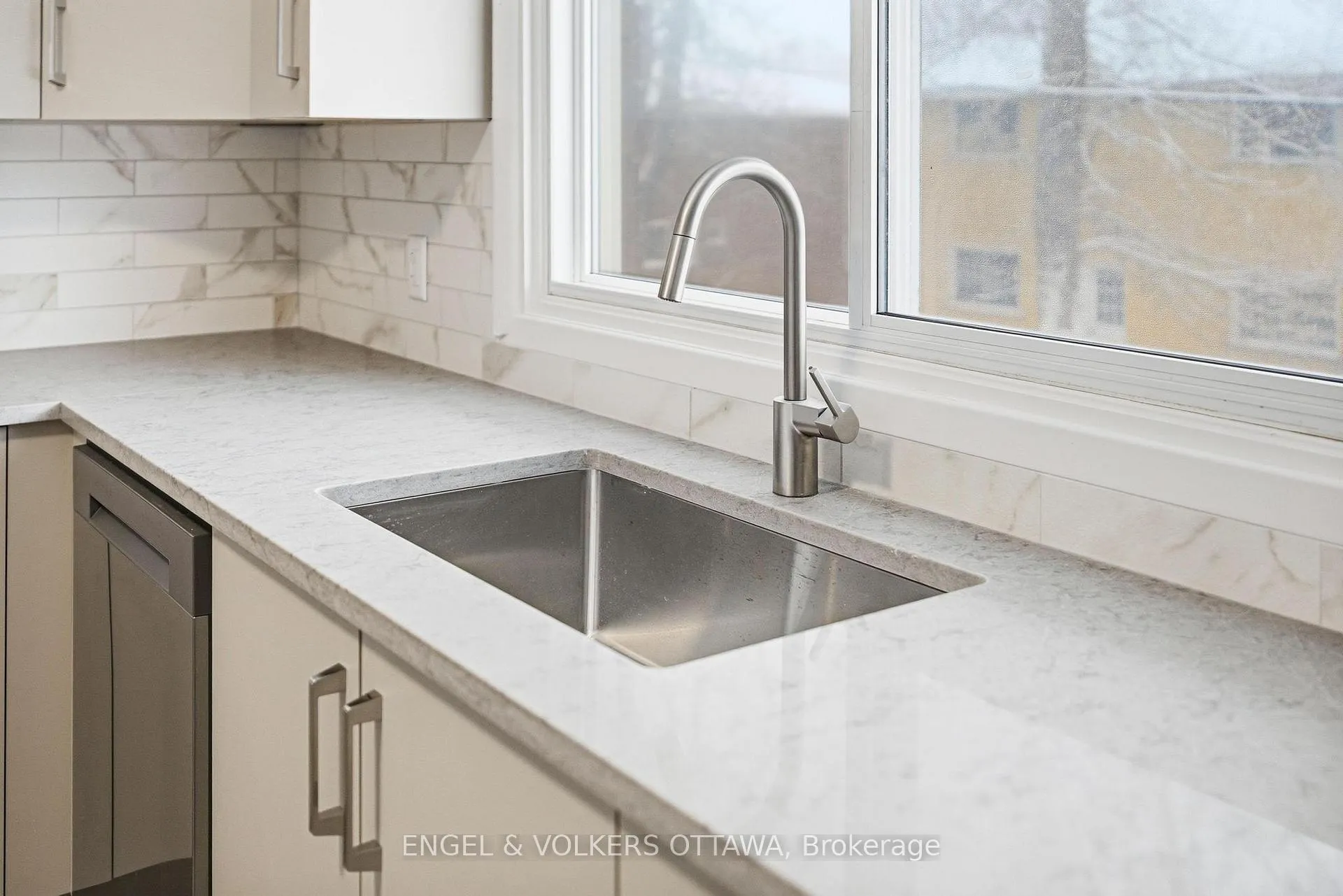 Photo 7 of Unit 2, 896 Pinewood Crescent, Ottawa, Britannia Heights — HOMEH