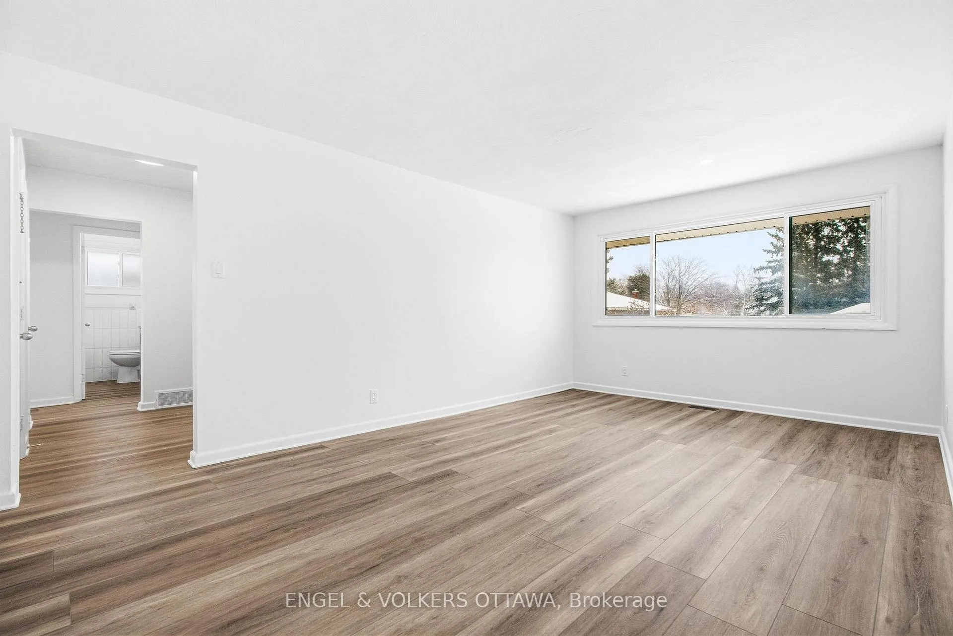 Photo 8 of Unit 2, 896 Pinewood Crescent, Ottawa, Britannia Heights — HOMEH