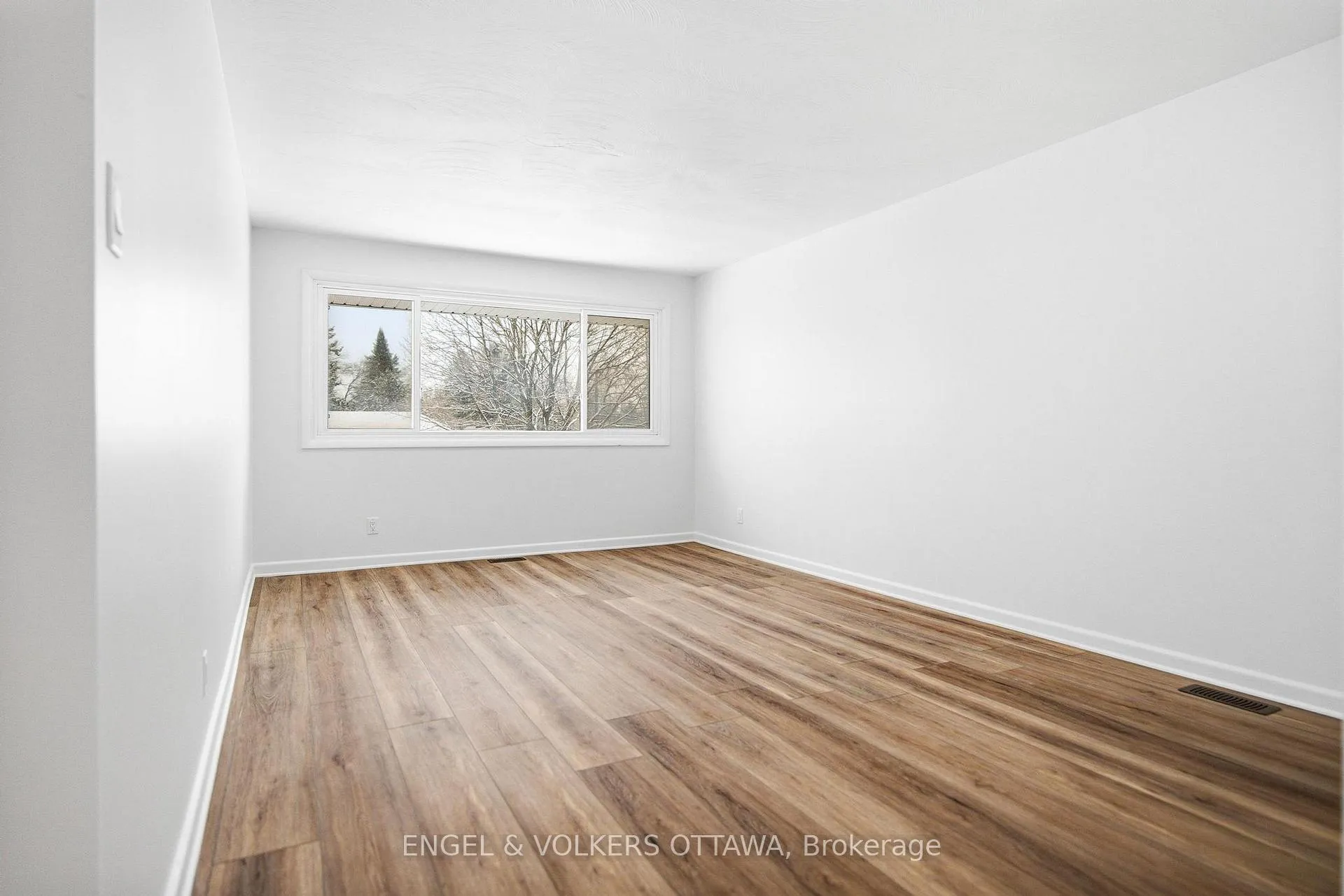 Photo 9 of Unit 2, 896 Pinewood Crescent, Ottawa, Britannia Heights — HOMEH