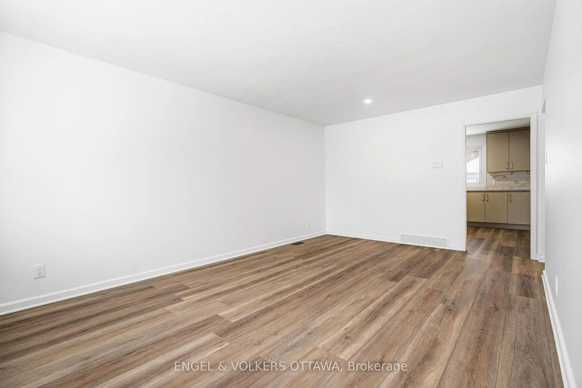 Photo 10 of Unit 2, 896 Pinewood Crescent, Ottawa, Britannia Heights — HOMEH