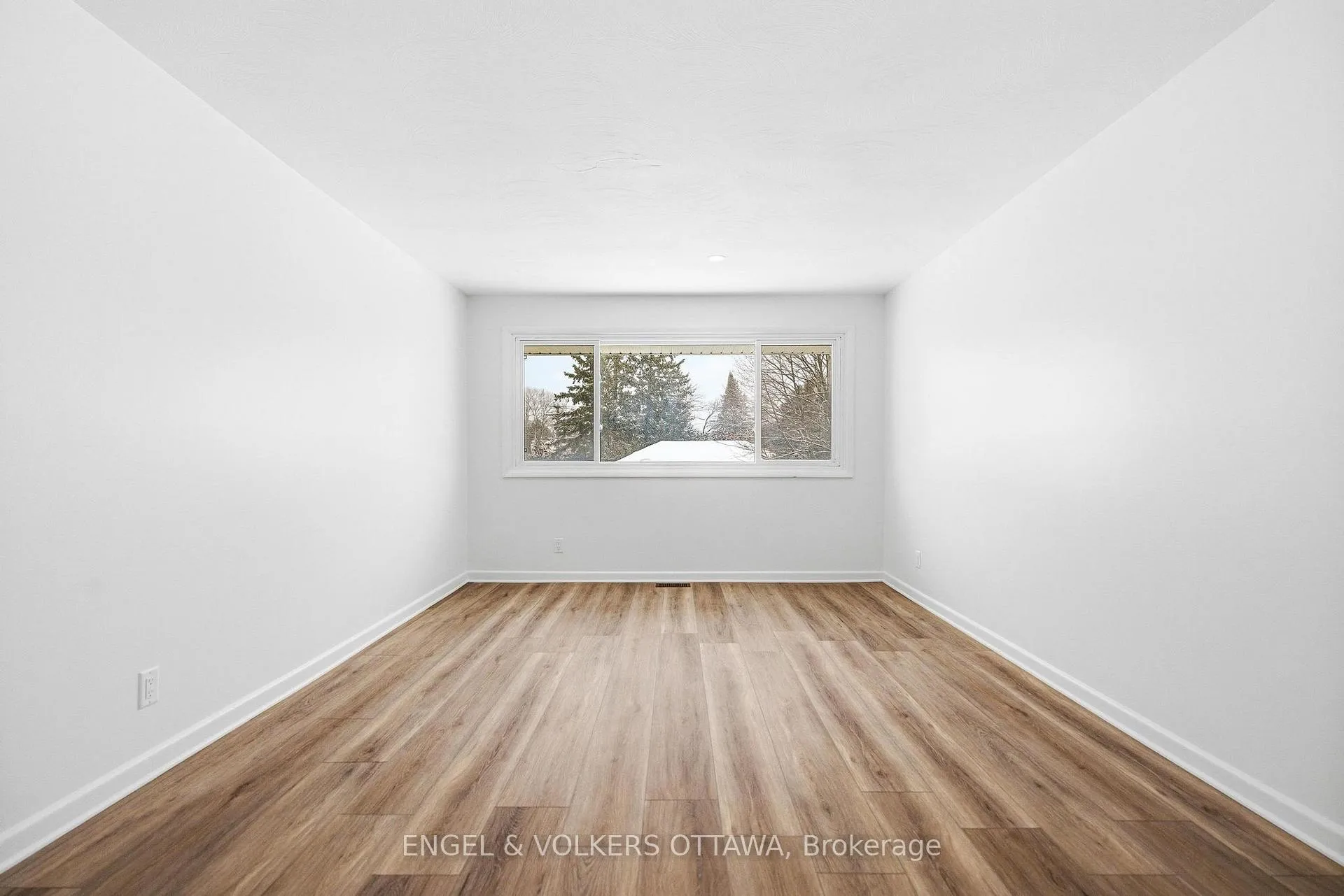 Photo 11 of Unit 2, 896 Pinewood Crescent, Ottawa, Britannia Heights — HOMEH