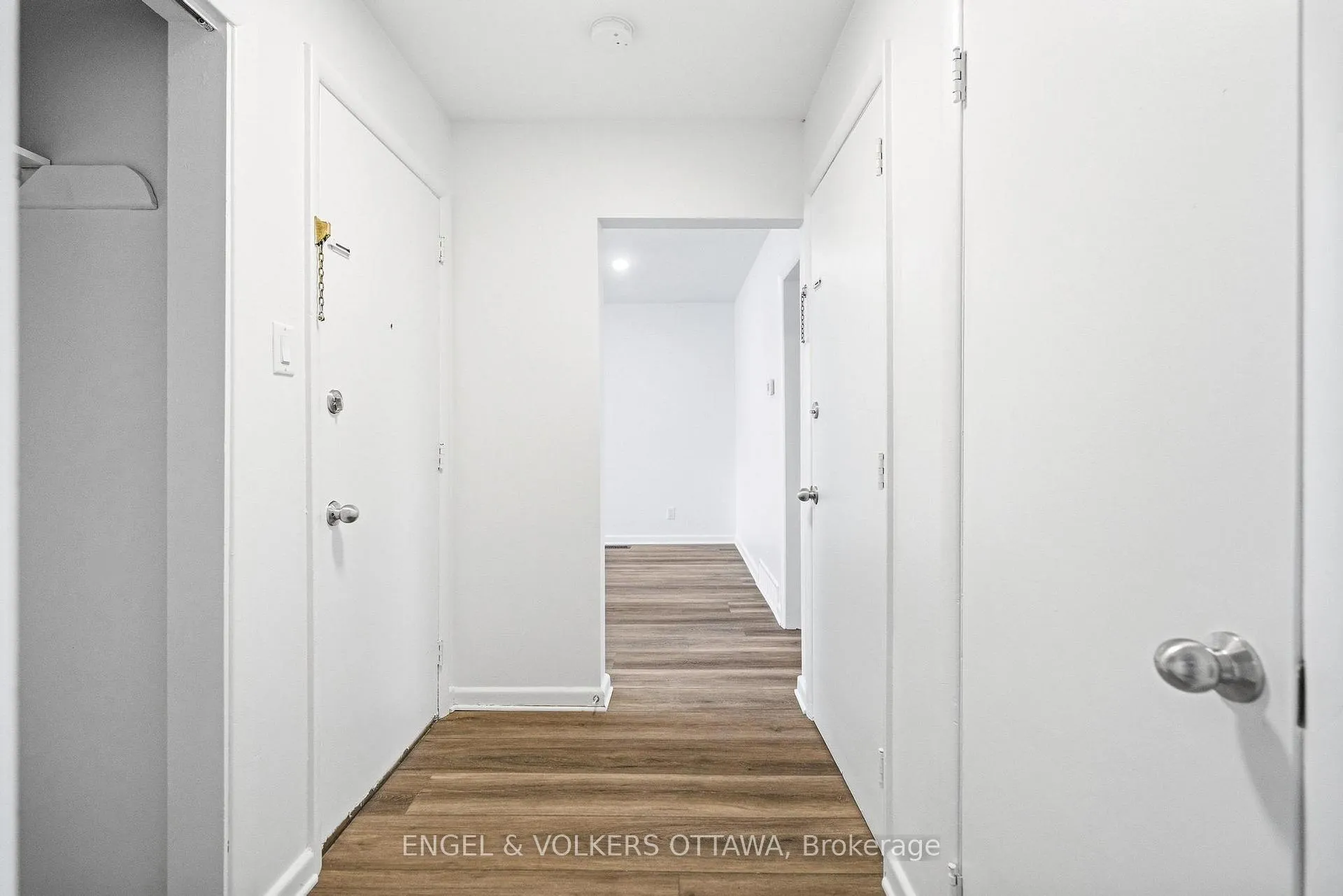 Photo 12 of Unit 2, 896 Pinewood Crescent, Ottawa, Britannia Heights — HOMEH