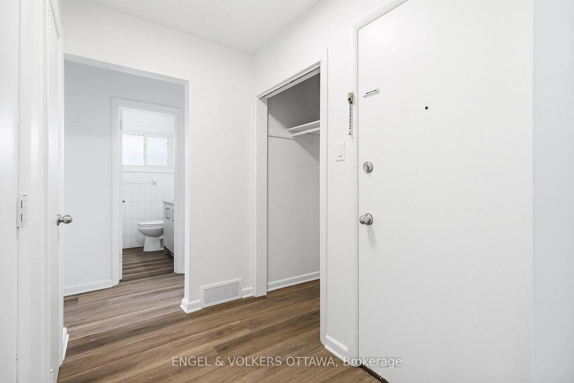 Photo 13 of Unit 2, 896 Pinewood Crescent, Ottawa, Britannia Heights — HOMEH