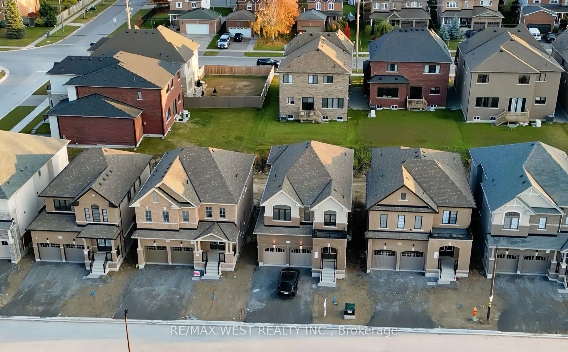 Photo 3 of 7 Stennett Drive, Georgina, Keswick North — HOMEH