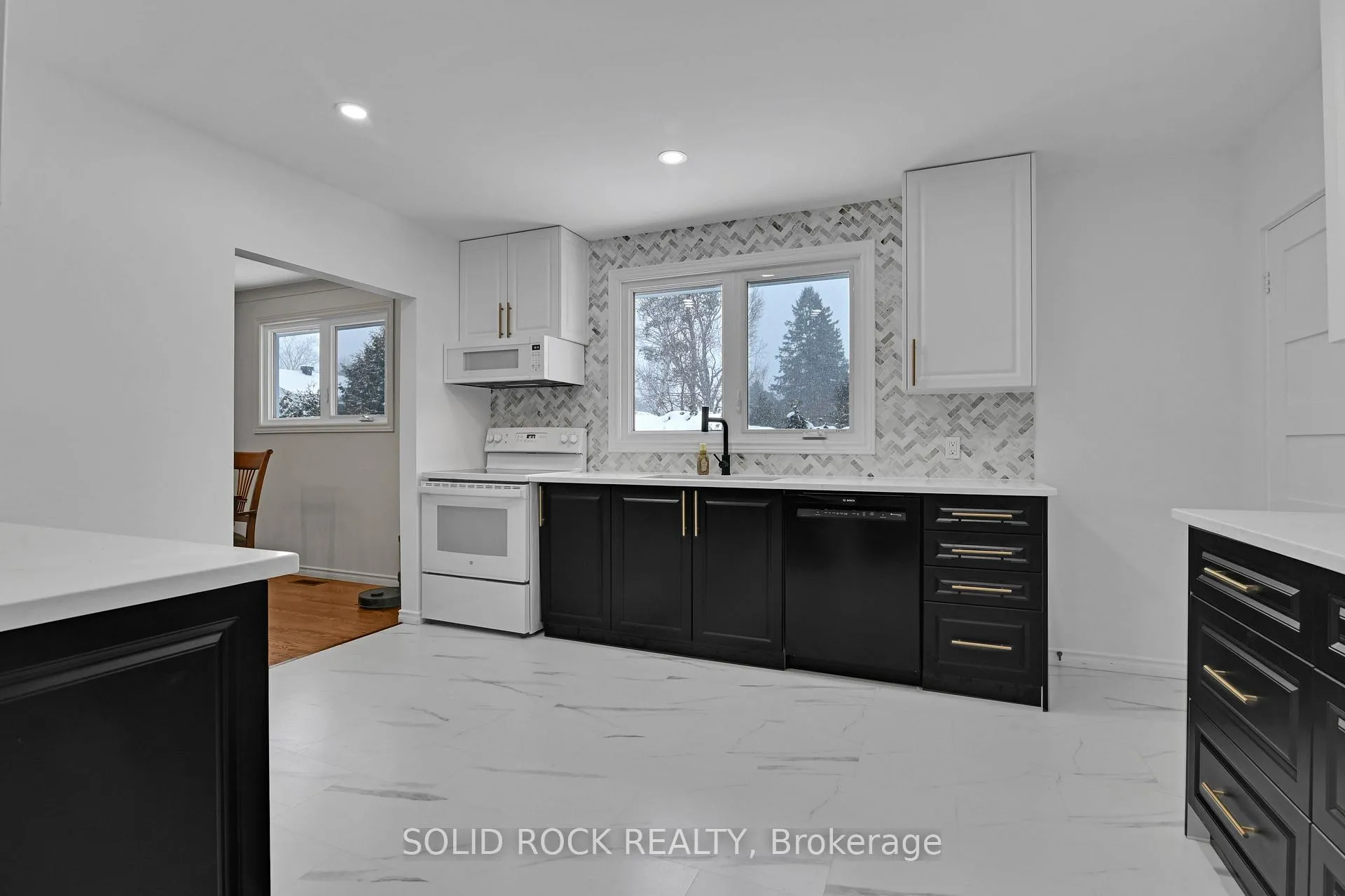 Photo 12 of 28 Carbrooke Street, Ottawa, Kanata - Glencairn/Hazeldean — HOMEH