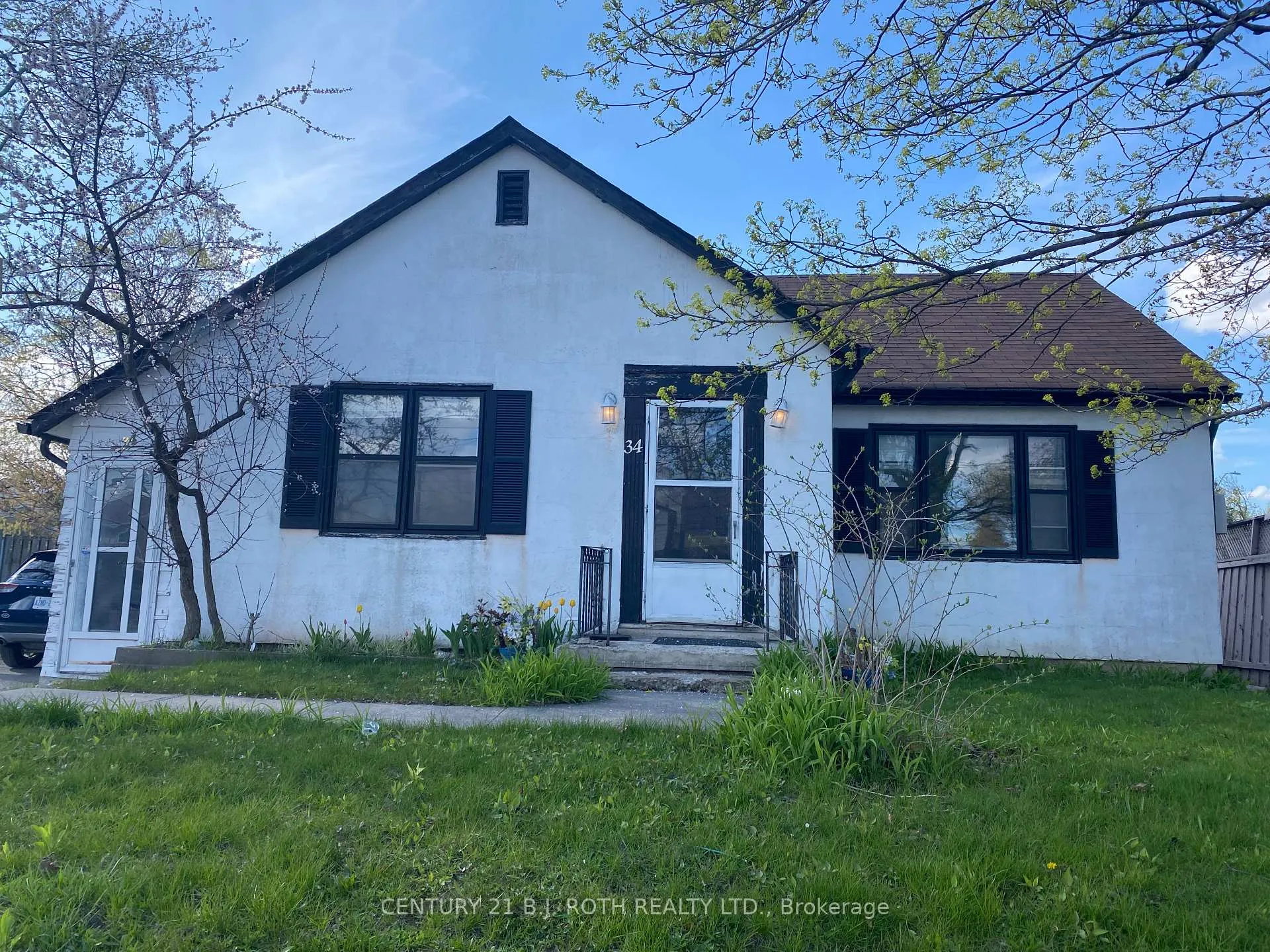 Front of 34 Cundles Road E