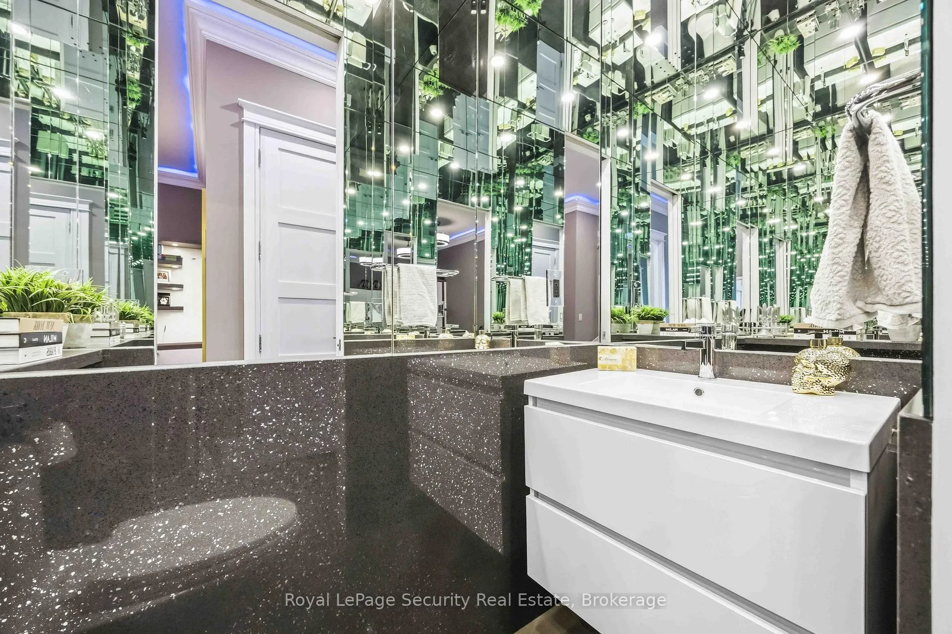 Photo 4 of Unit 202, 2900 Highway 7, Vaughan, Concord — HOMEH