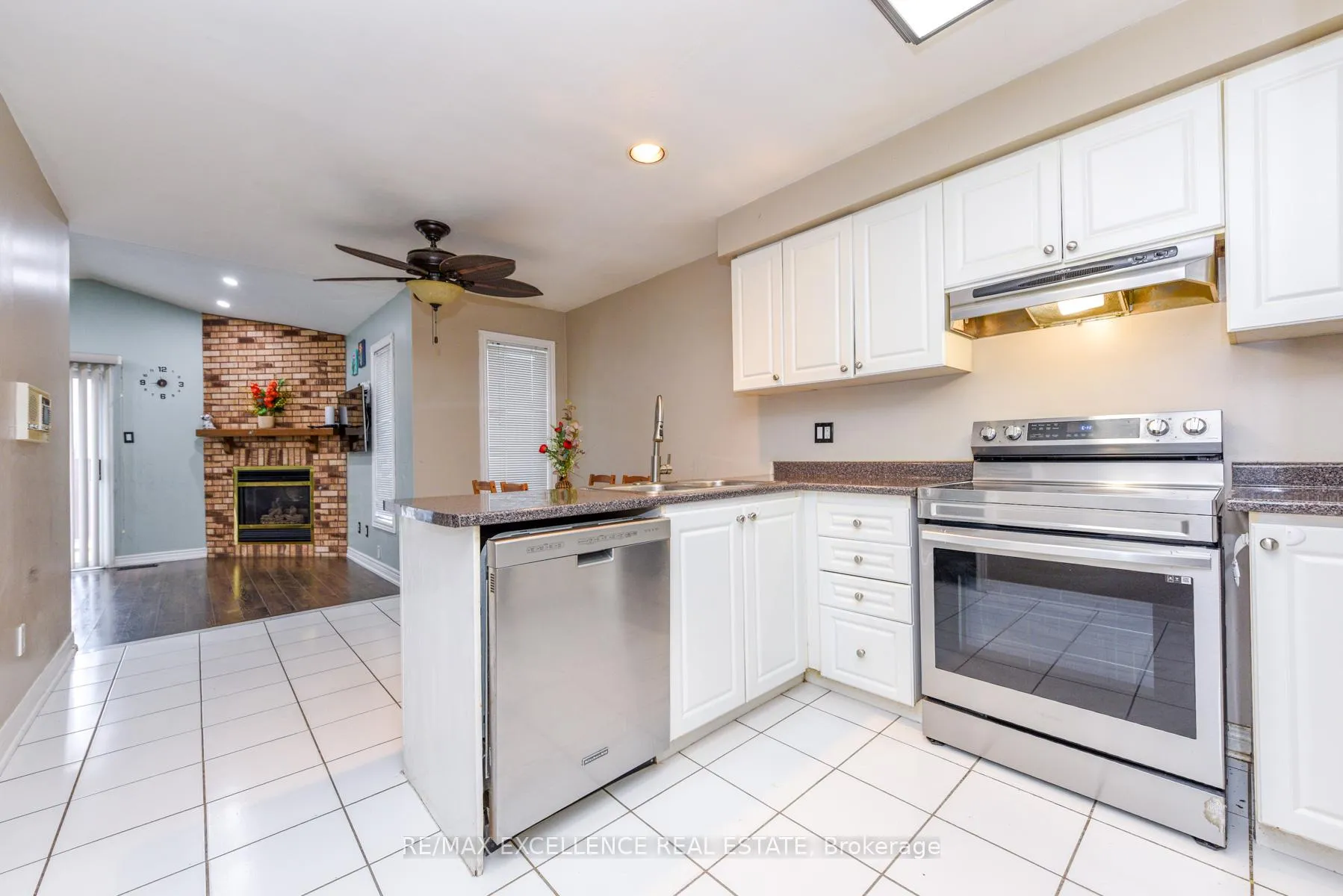 Photo 11 of 33 Wildberry Crescent, Brampton, Sandringham-Wellington — HOMEH