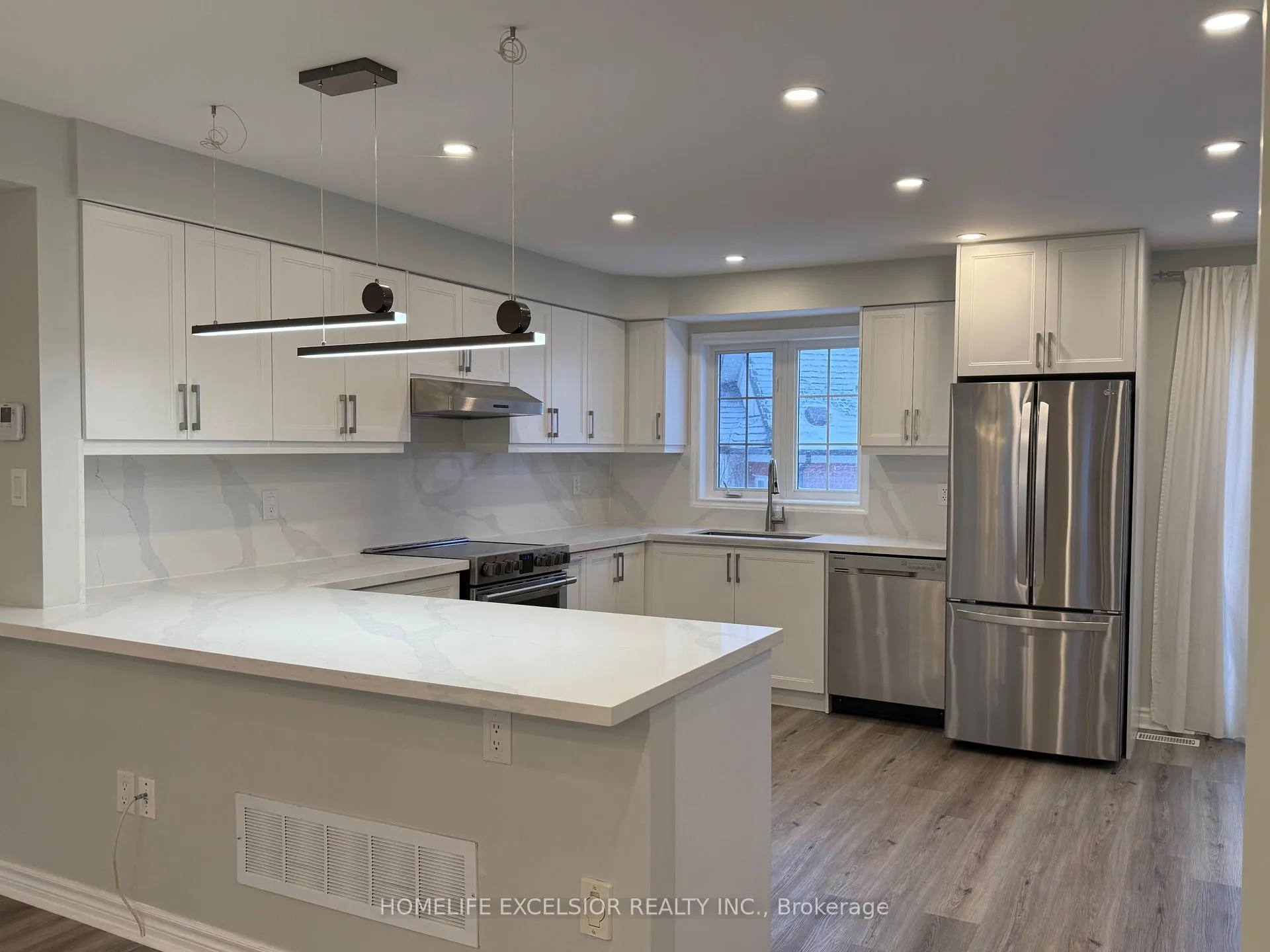 Photo 15 of 101 Prince Charles Way, Markham, Berczy — HOMEH