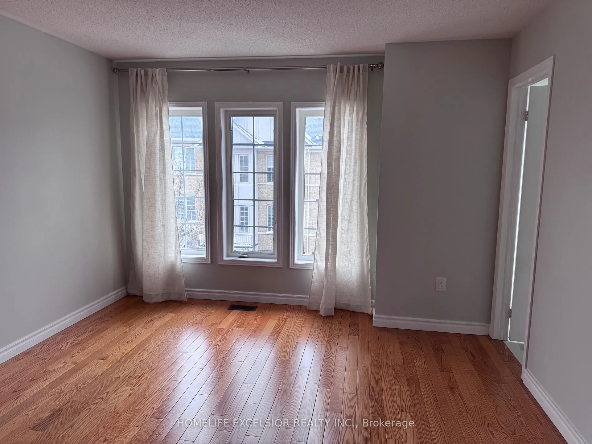 Photo 19 of 101 Prince Charles Way, Markham, Berczy — HOMEH