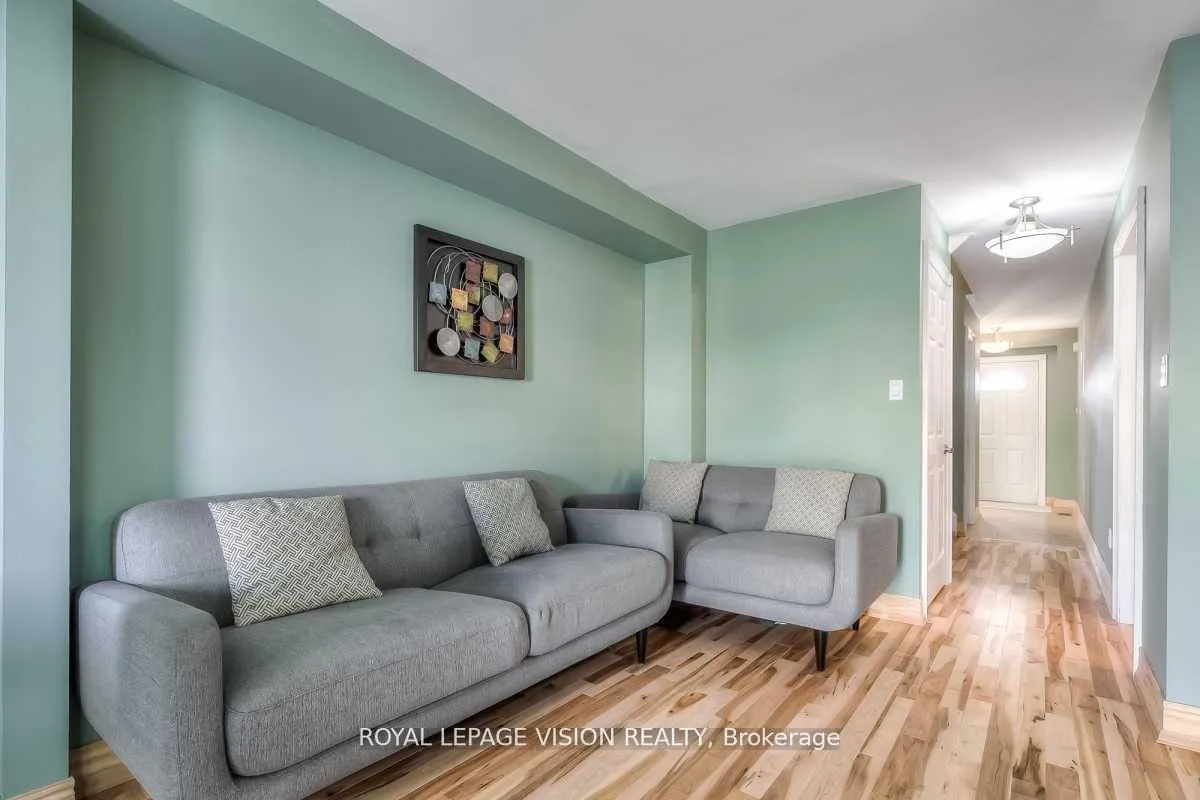 Photo 3 of 227 Stonebriar Drive, Vaughan, Maple — HOMEH