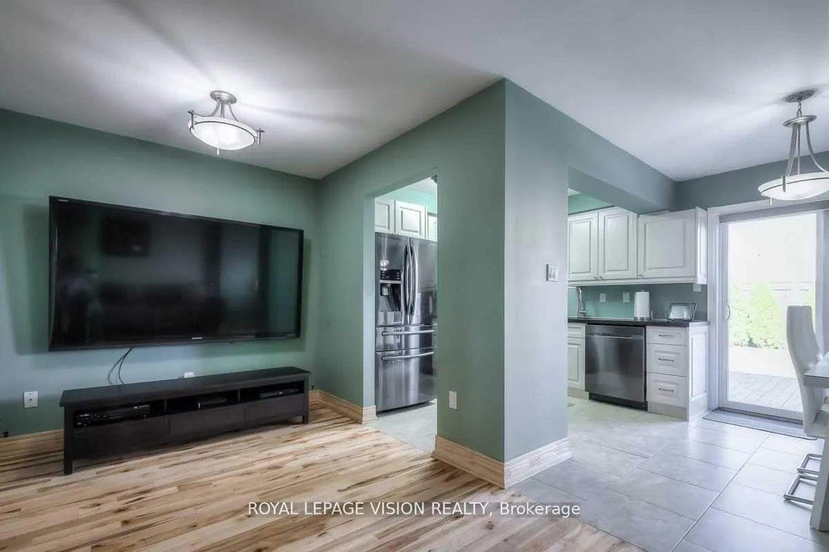 Photo 4 of 227 Stonebriar Drive, Vaughan, Maple — HOMEH