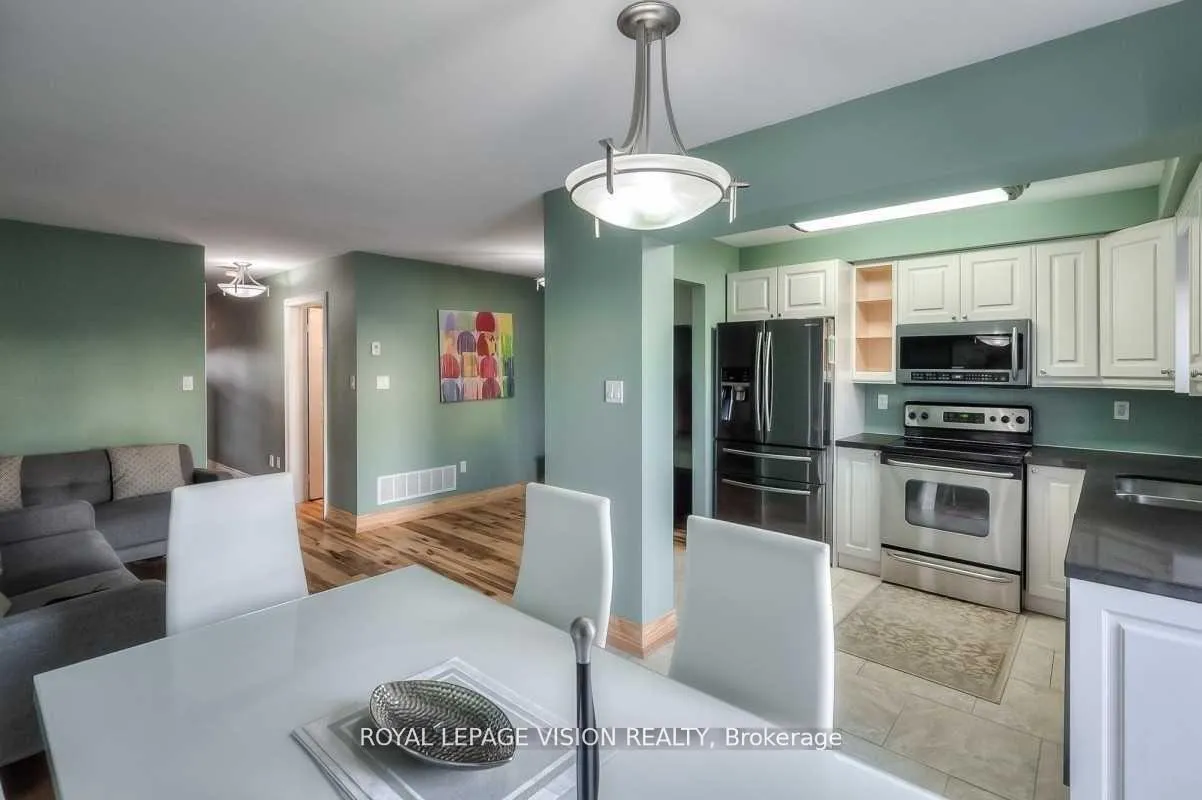 Photo 7 of 227 Stonebriar Drive, Vaughan, Maple — HOMEH
