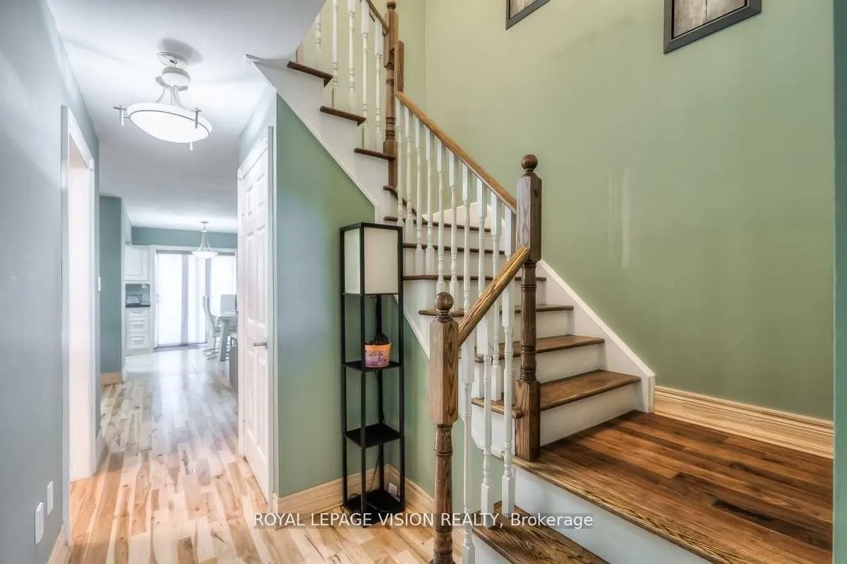 Photo 9 of 227 Stonebriar Drive, Vaughan, Maple — HOMEH