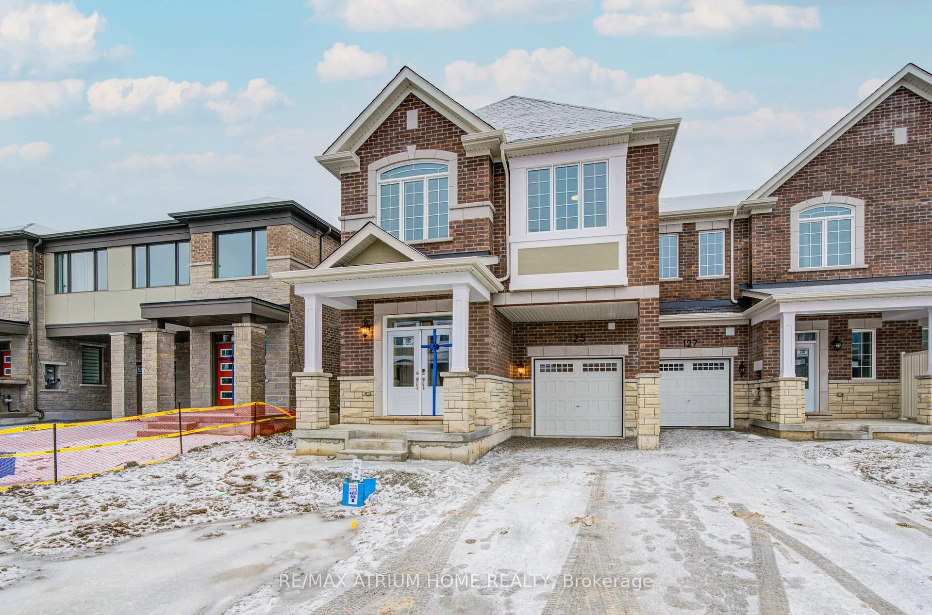 Photo 2 of 125 Leslie Richard Avenue, Markham, Rural Markham — HOMEH